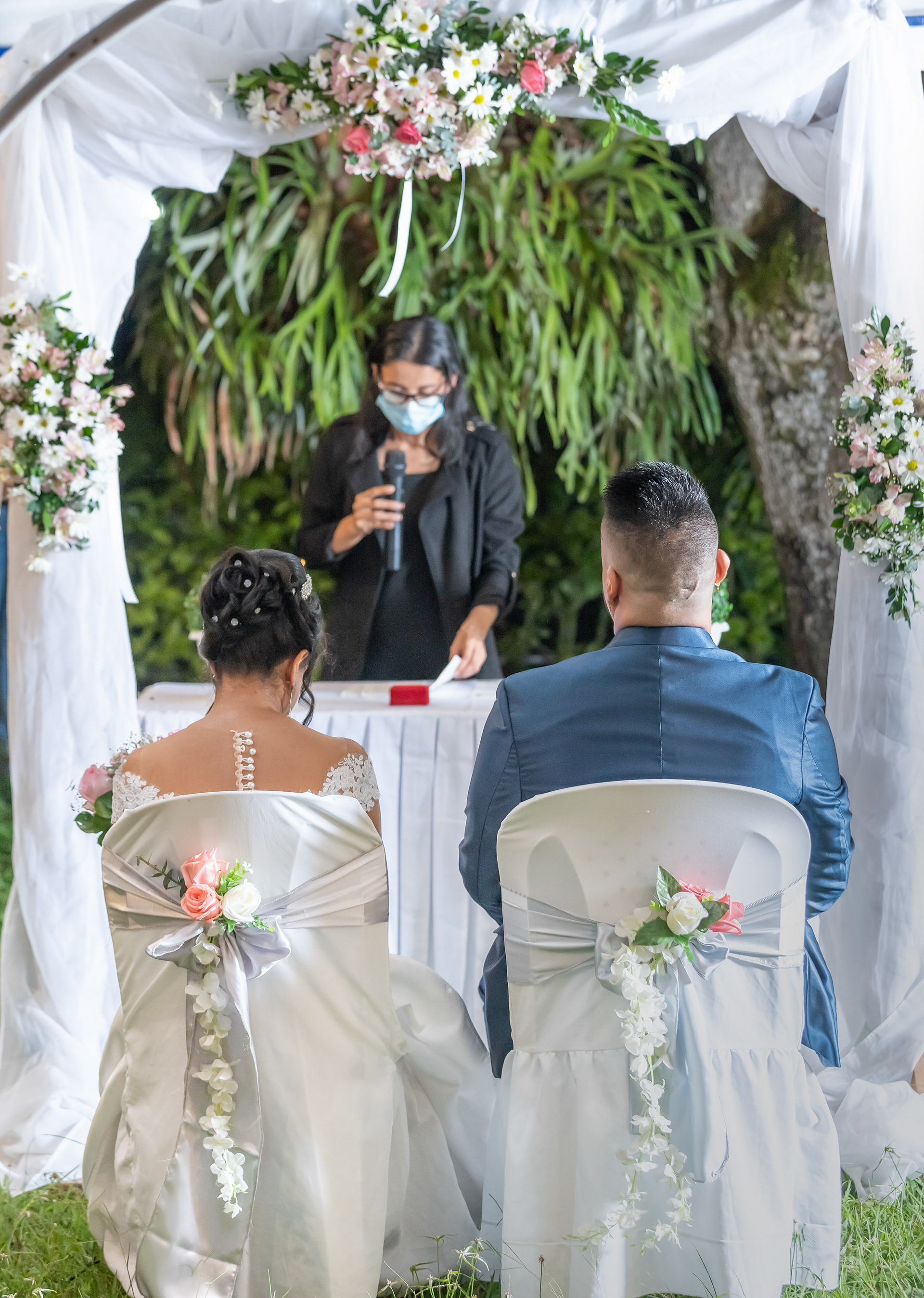 pareja de novios casandose