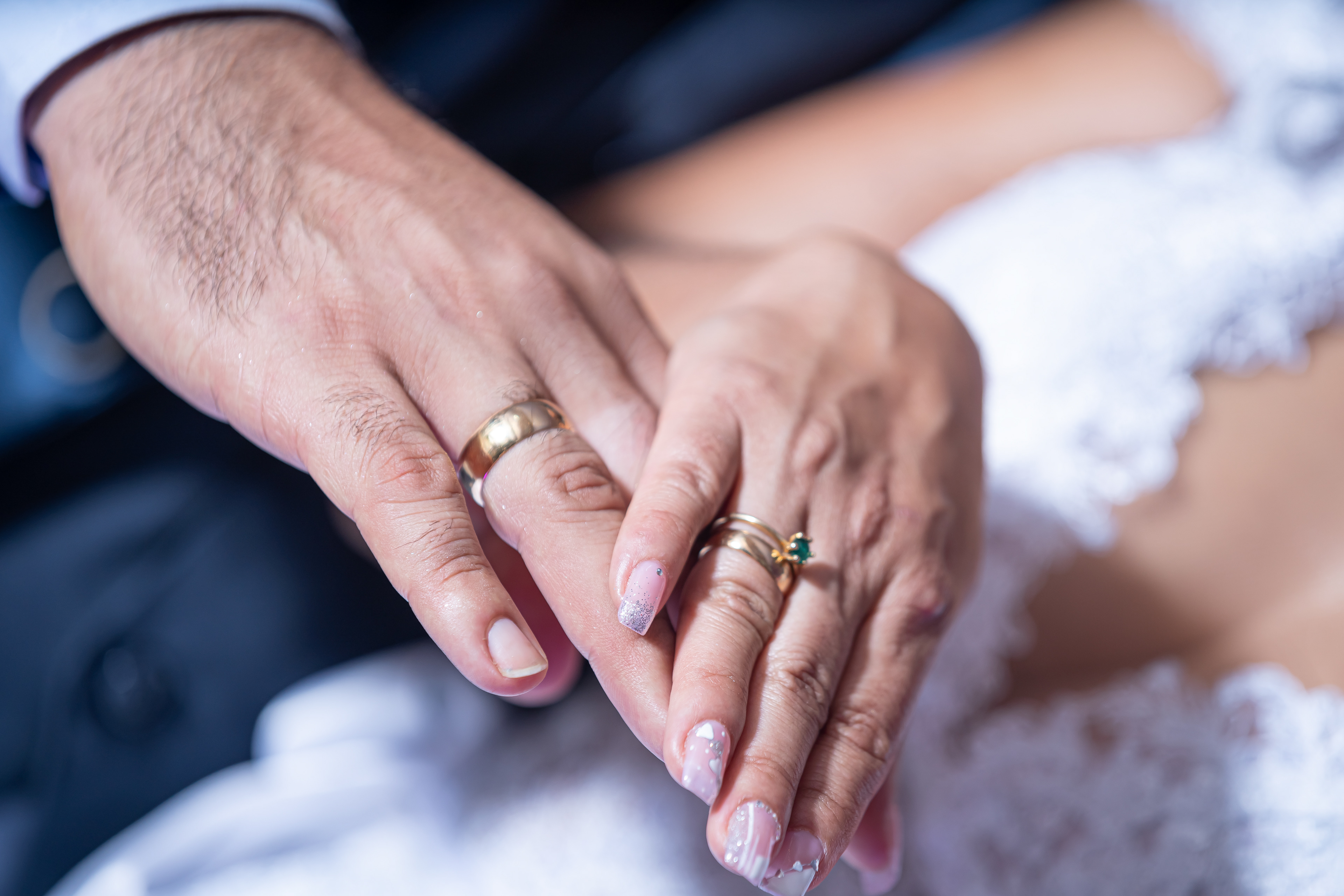 anillos de novios en las manos