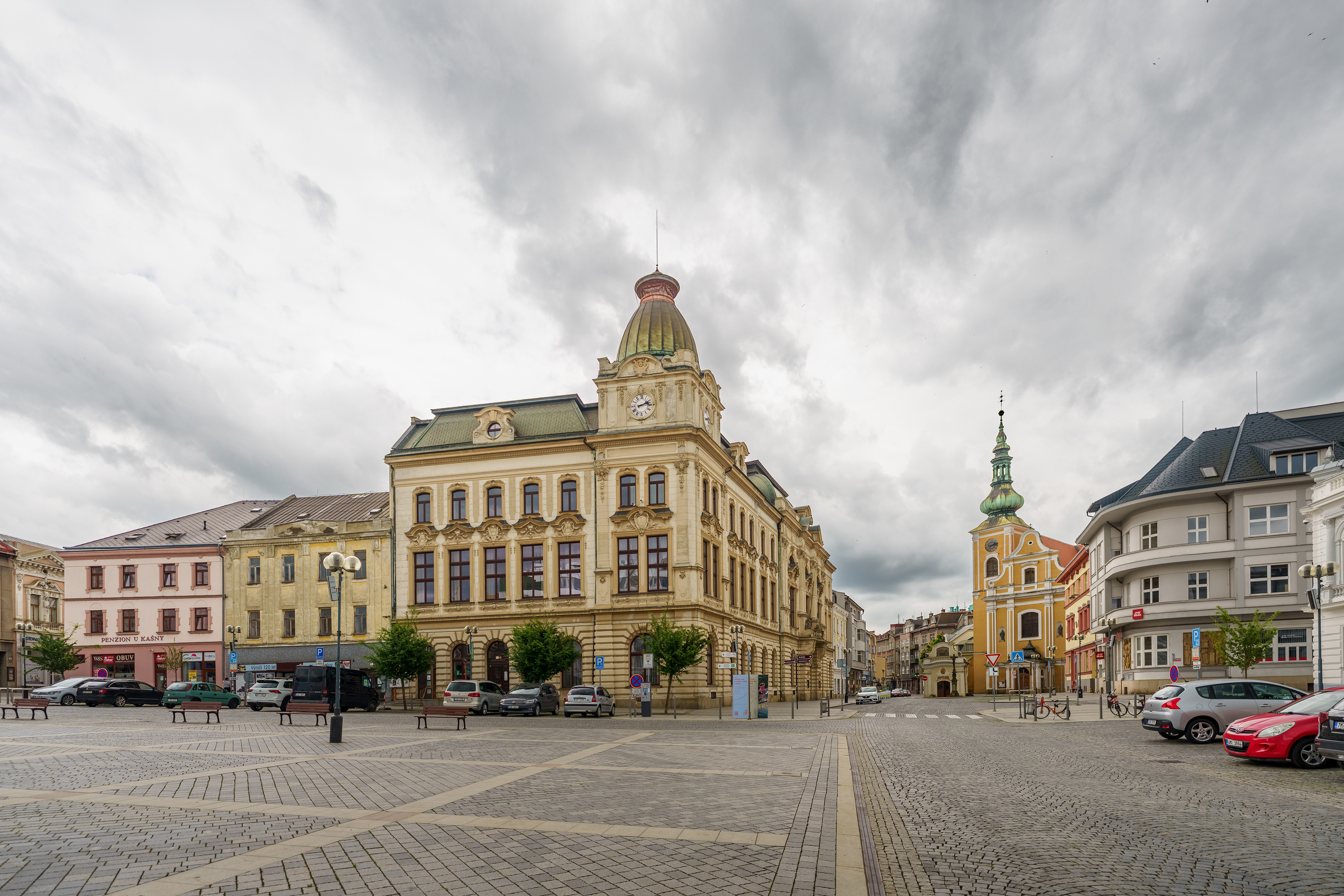 Jsem fotograf z Přerova, zachycuji věci co mne zaujmou, Přerov, Bečva a jeho okolí.  Zde můžete vidět Přerovské náměstí, TGM. Kostel sv. Vavřince, měšťák, městský dům. 