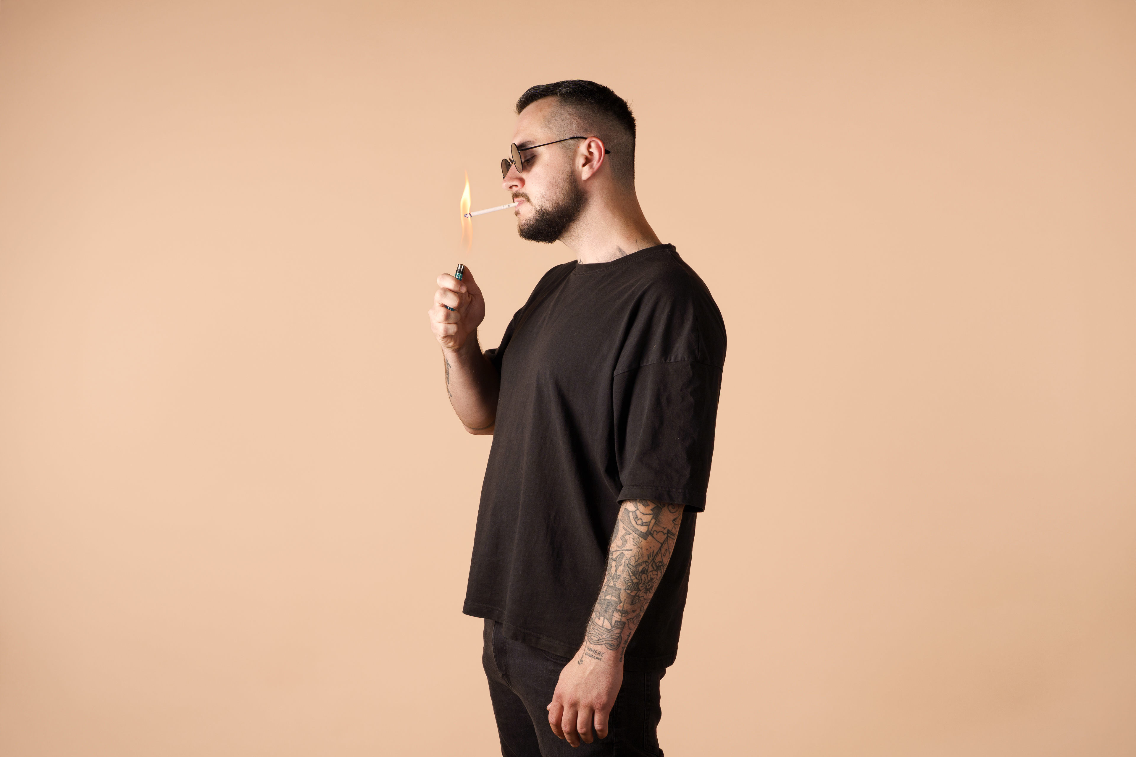 Portrétní kreativní fotografie, cigareta, oheň, zdraví, přerov. Život je krátký, tak proč si jej ještě zkrátit? Chlap, tetování, cigareta, kouř. 