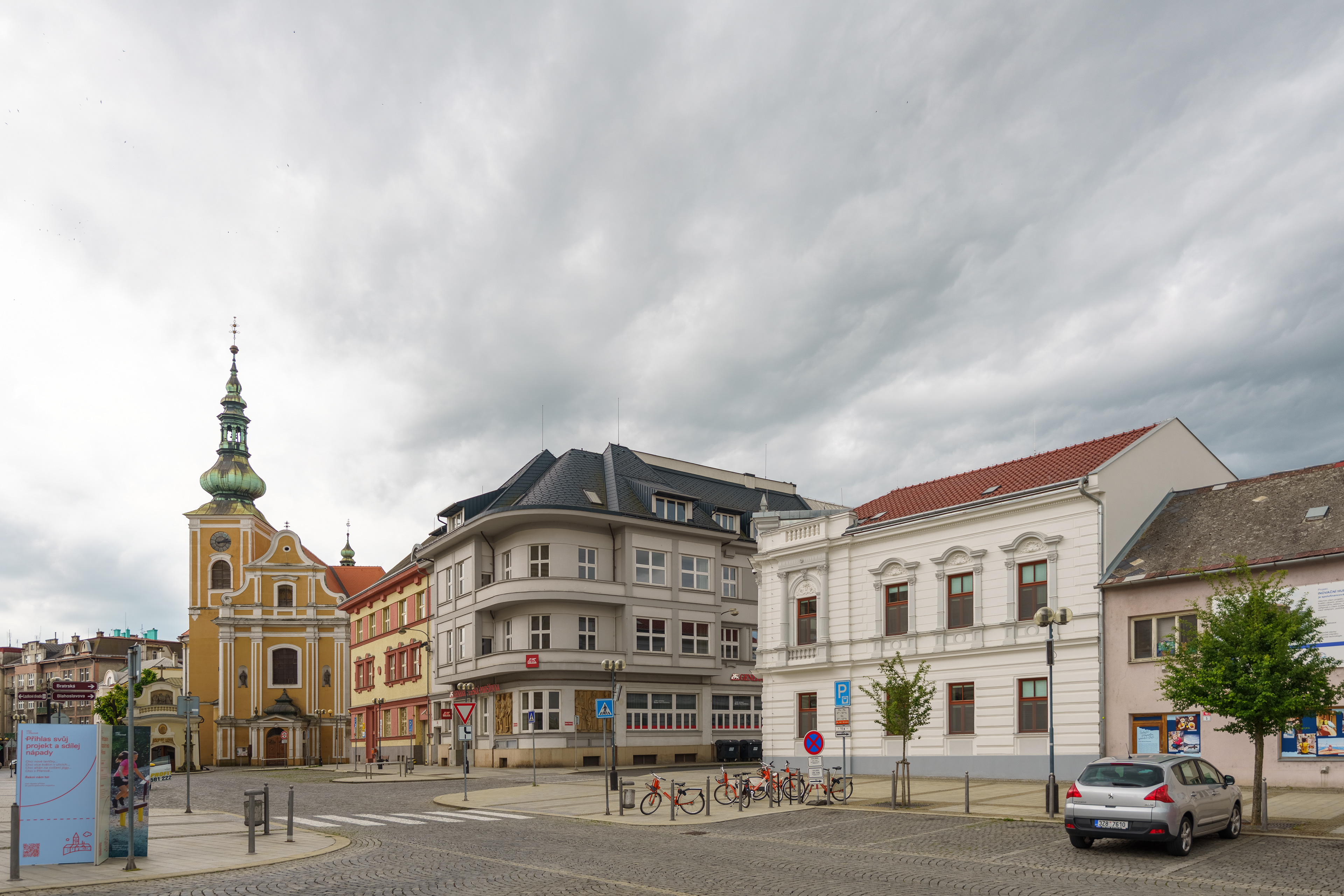Jsem fotograf z Přerova, zachycuji věci co mne zaujmou, Přerov, Bečva a jeho okolí. Kostel svatého vavřince, náměstí TGM.
