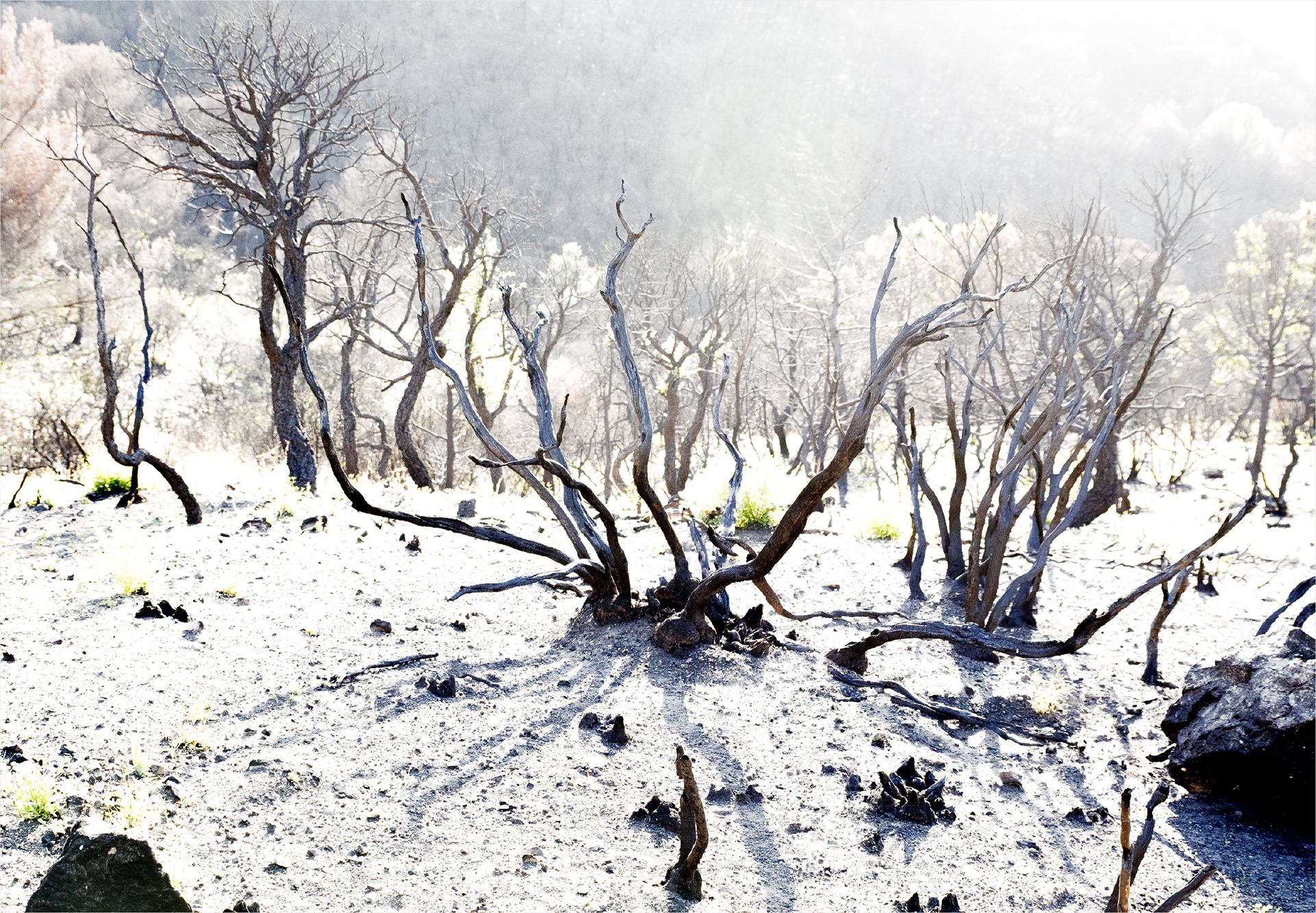 Collines charbon #Extralight3. Tirage fine art sur papier Kozo, contrecollé sur dibond, cadre acier rouillé : 100 x 70 cm