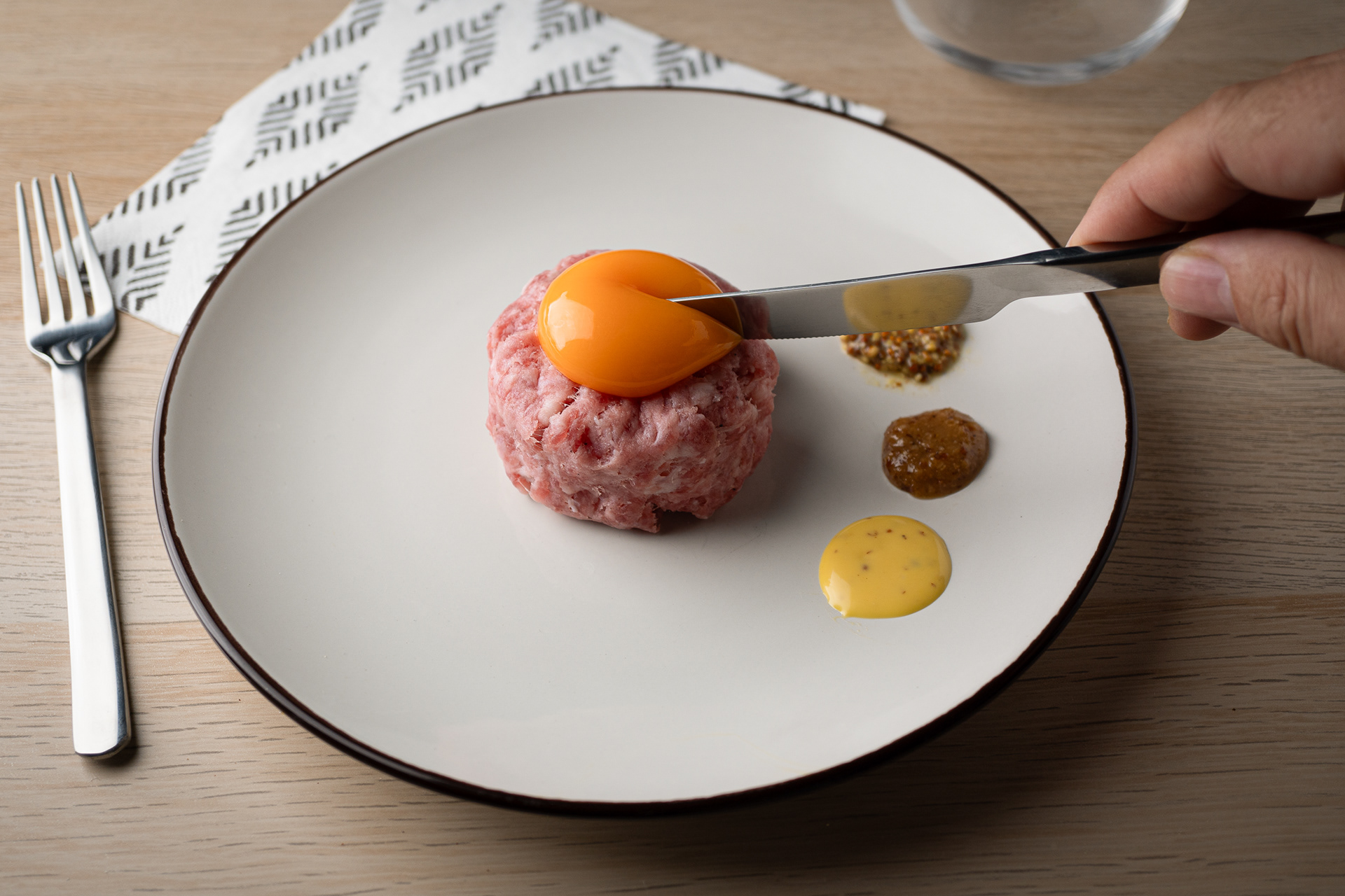 Steak tartar de longaniza y sus mostazas