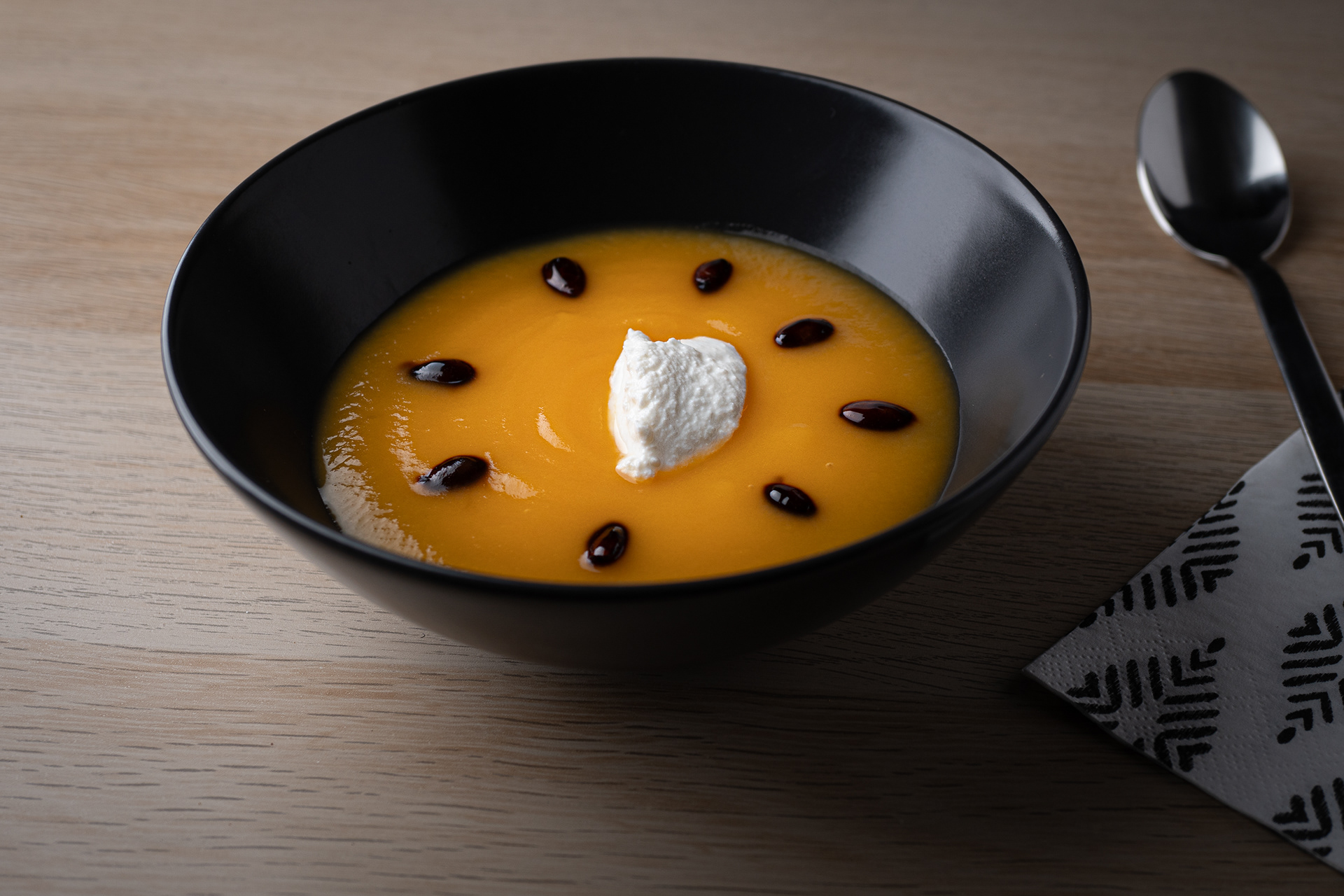 Crema de calabaza con sus pipas caramelizadas y ricotta