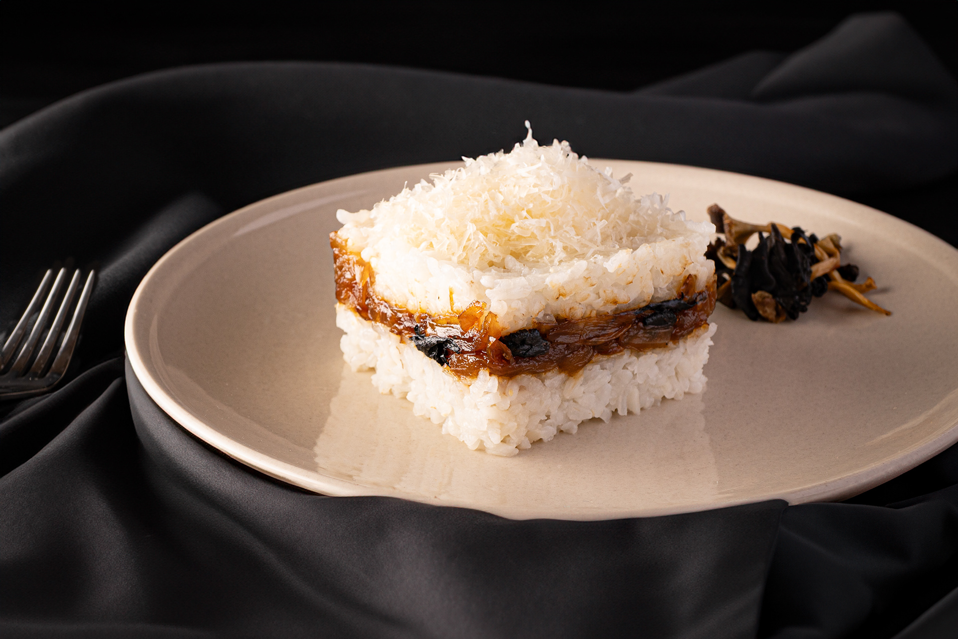 Arroz con trompetas de la muerte y parmesano