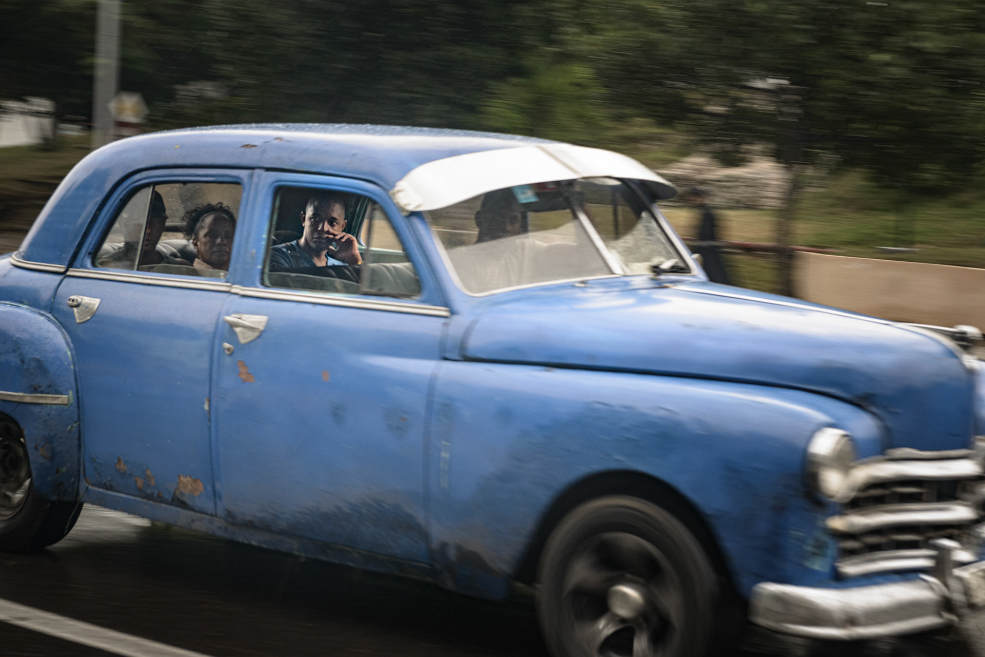 Old cars in motion 3