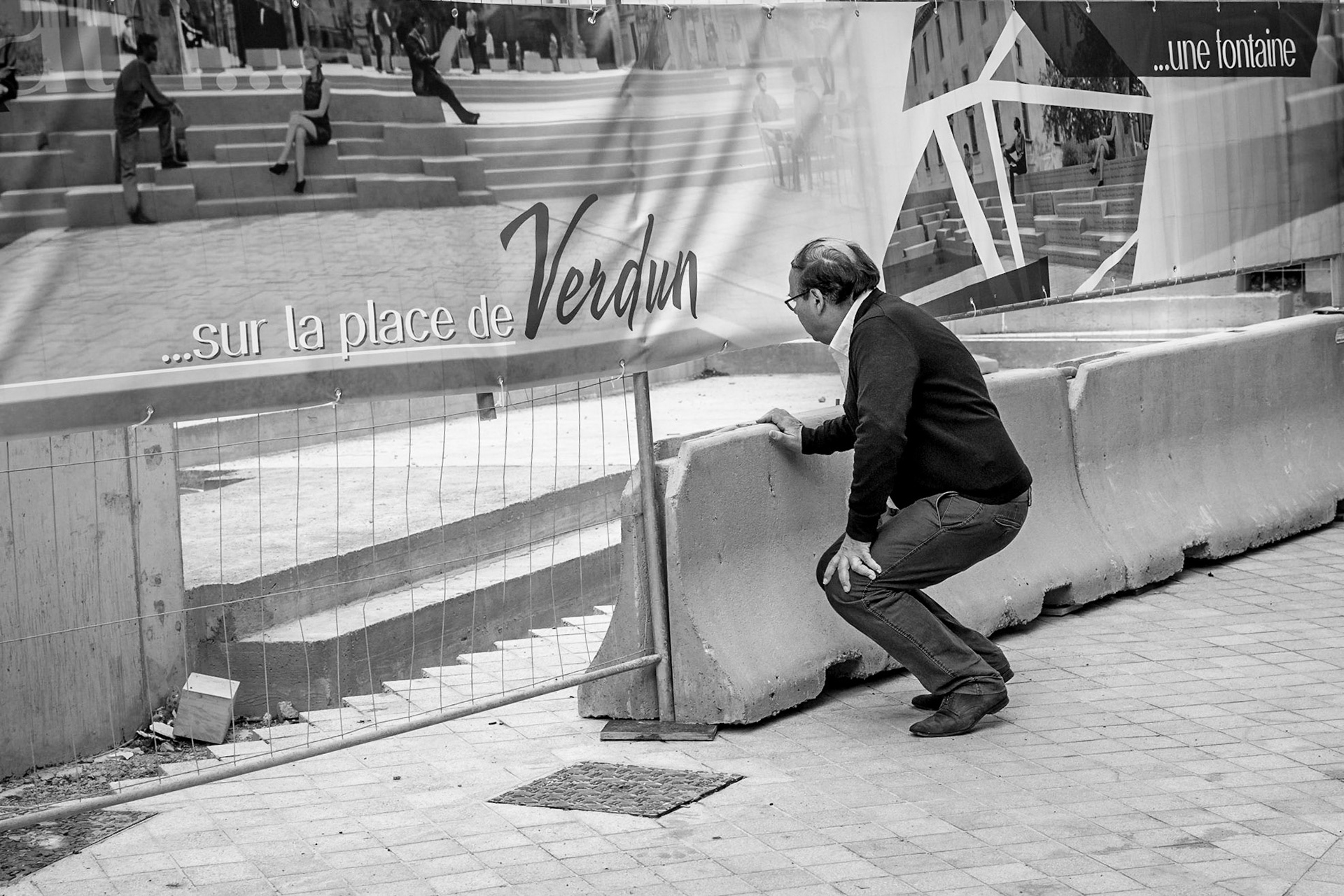 ...une fontaine...sur la Place de Verdun..