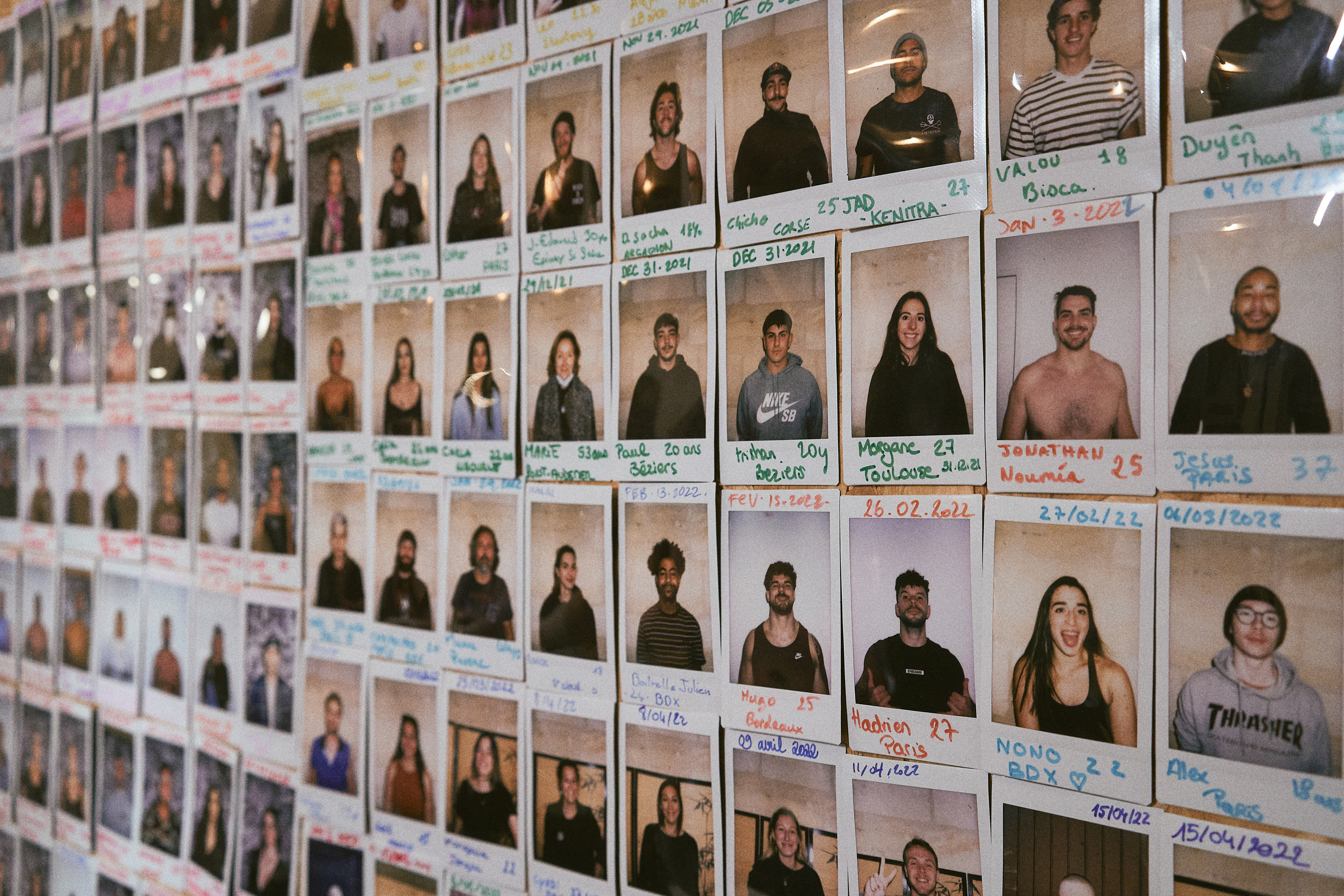 Chaque client.e laisse la trace de son passage sur le mur du shop après avoir été marqué.e par l'aiguille d'Alain.