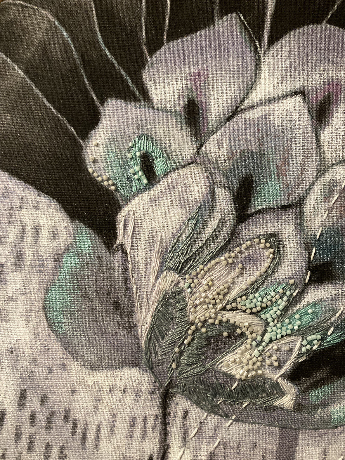 DÉTAIL WORK IN PROGRESS PEINTURE ET BRODERIE