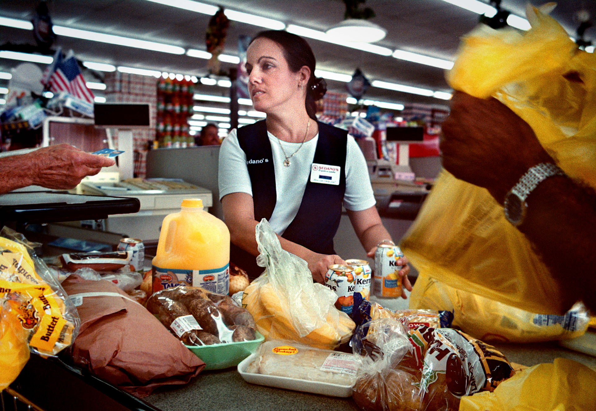 Supermarket cashier Gisel Perz earns minimum wage.