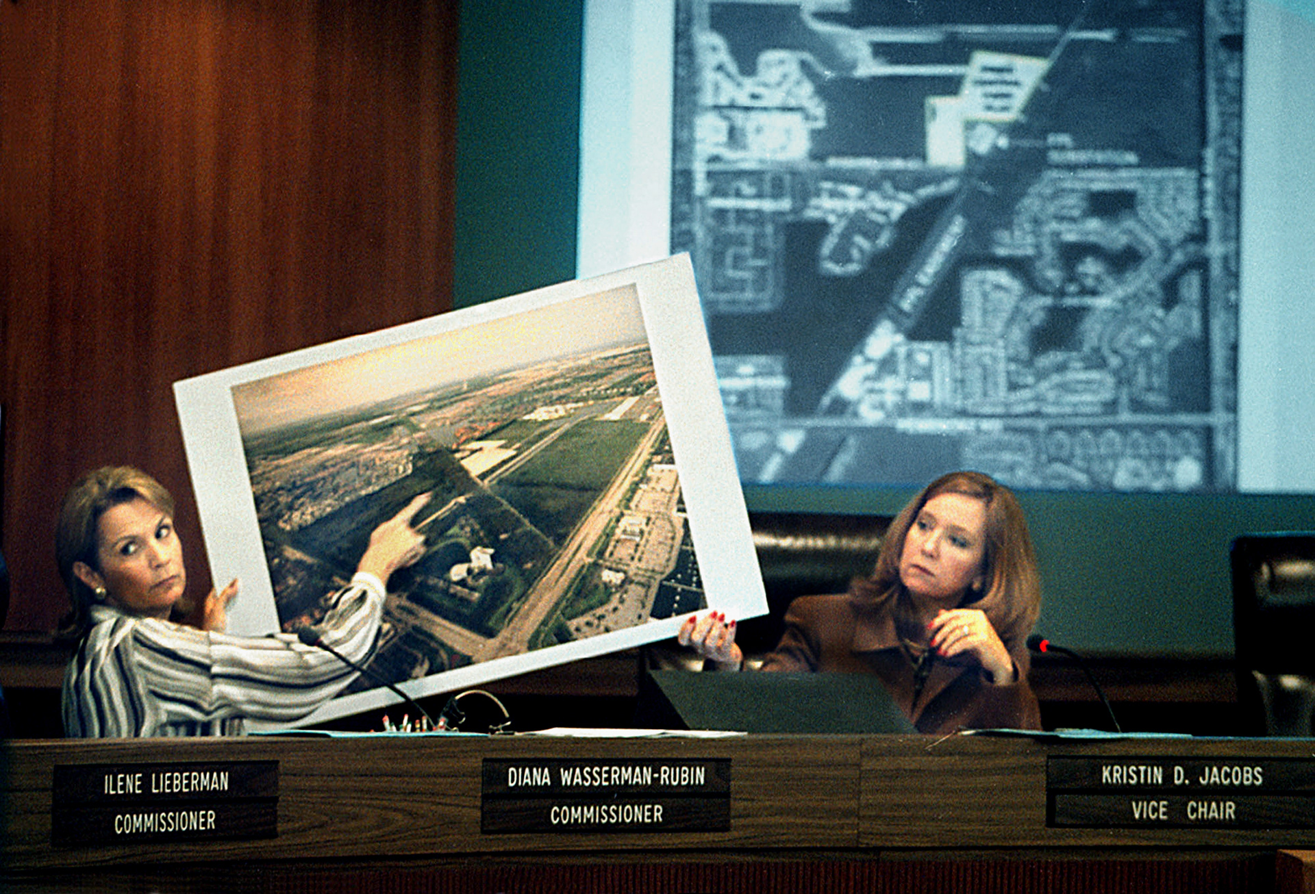 In land originally designated for a park, Pembroke Pines commissioners vote to construct sewage plant.