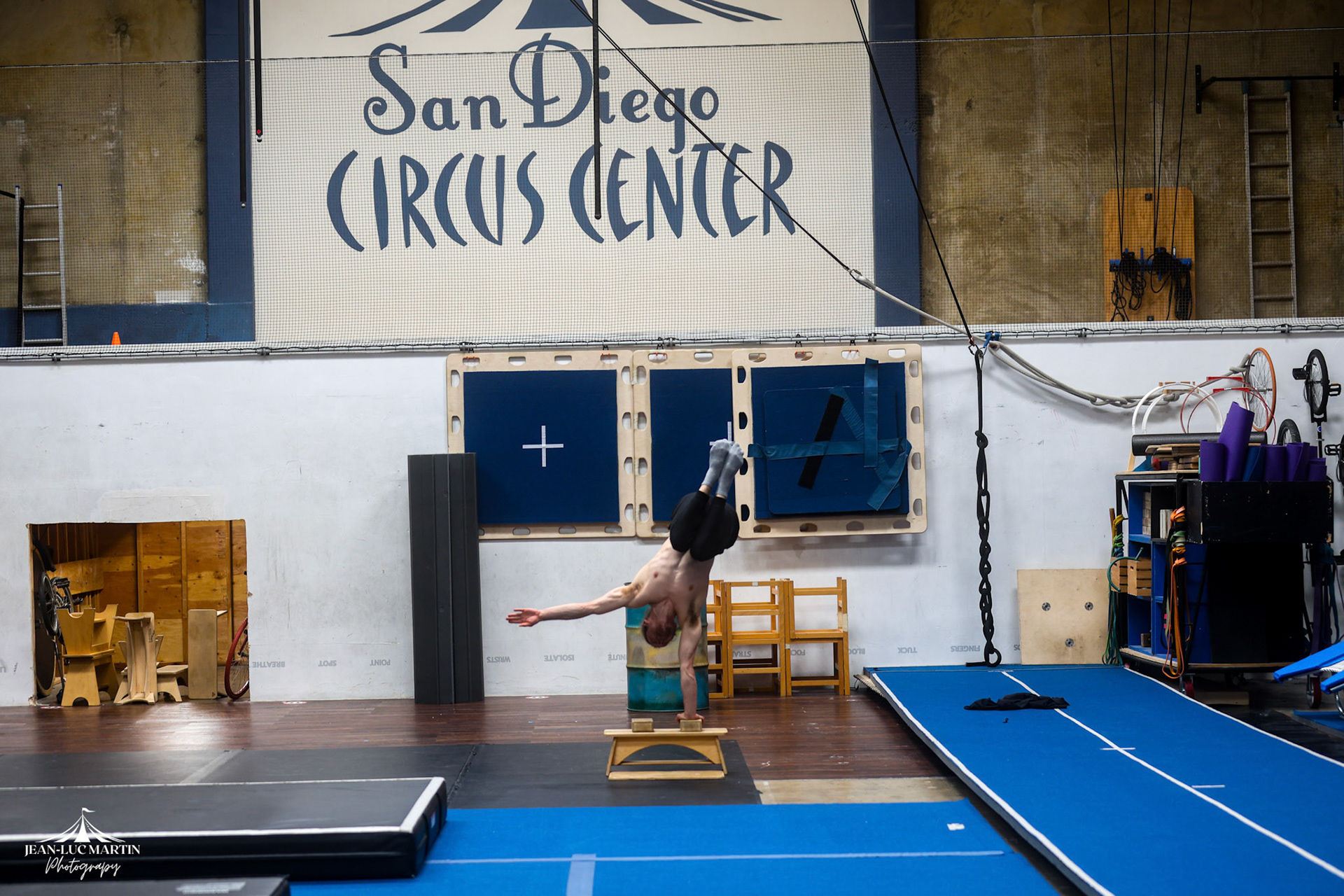 Tuck One Arm Handstand on Right Arm