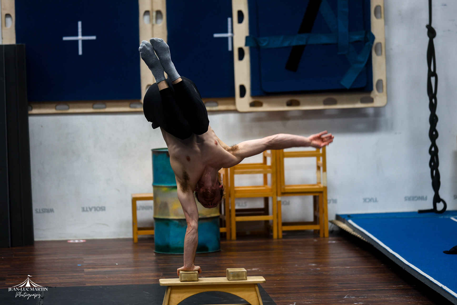 Tuck One Arm Handstand on Left Arm
