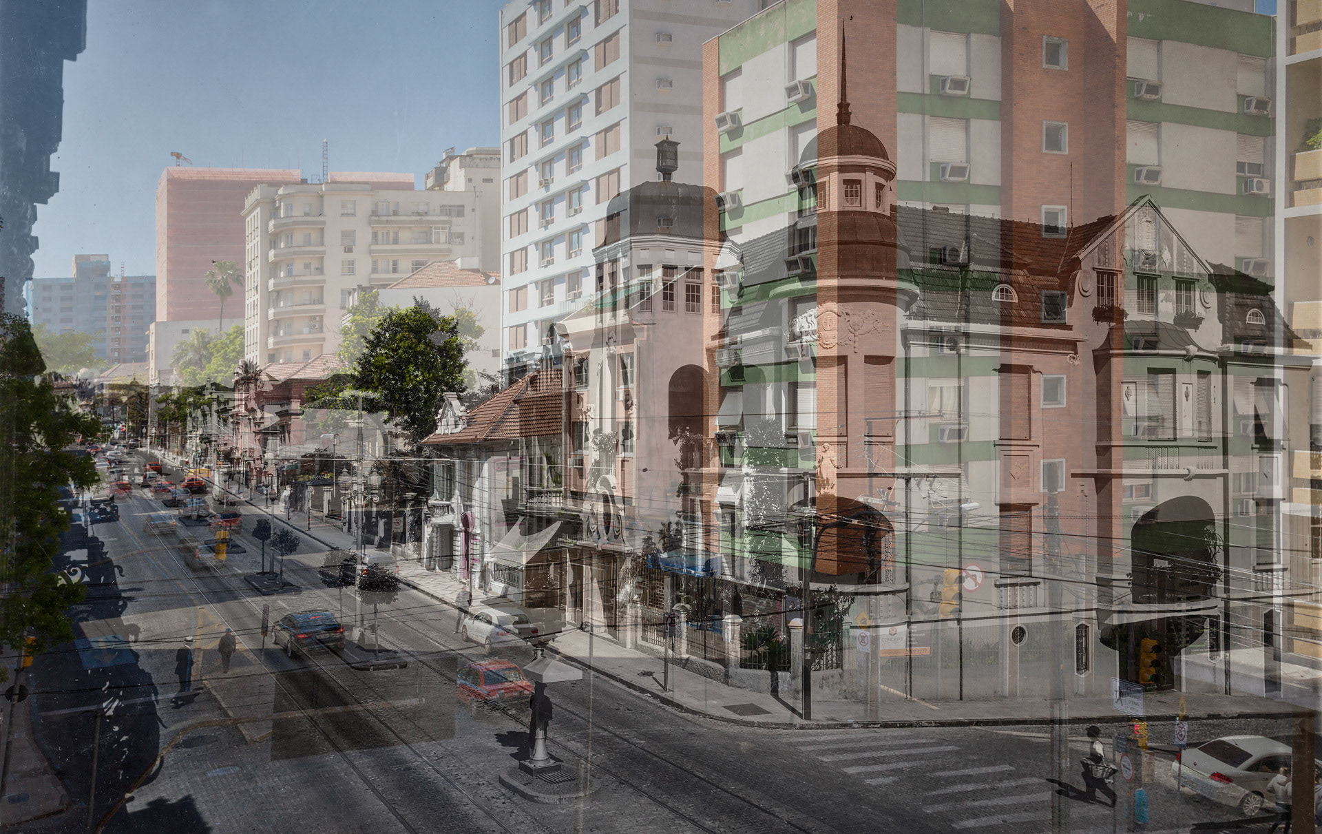 MEMO POA / Avenida Independência - década de 1920/30Autor: desconhecidoInicia na Praça Dom Feliciano, nos altos da Santa Casa de Misericórdia, até atingir a Rua Mostardeiro,no bairro Moinhos de Vento. Era chamada de estrada dos Moinhos de Vento ou Caminho daAldeia, quando era uma saída da cidade em direção à Aldeia dos Anjos, em Gravataí. Em 1857, foi denominada de Avenida Independência, sendo um dos locais prediletos das famílias mais abastadas daquela época. MemoPOA 2016. Anderson Astor, Eduardo Aigner e Marcelo Curia. Fumproarte, SMC, PMPA.