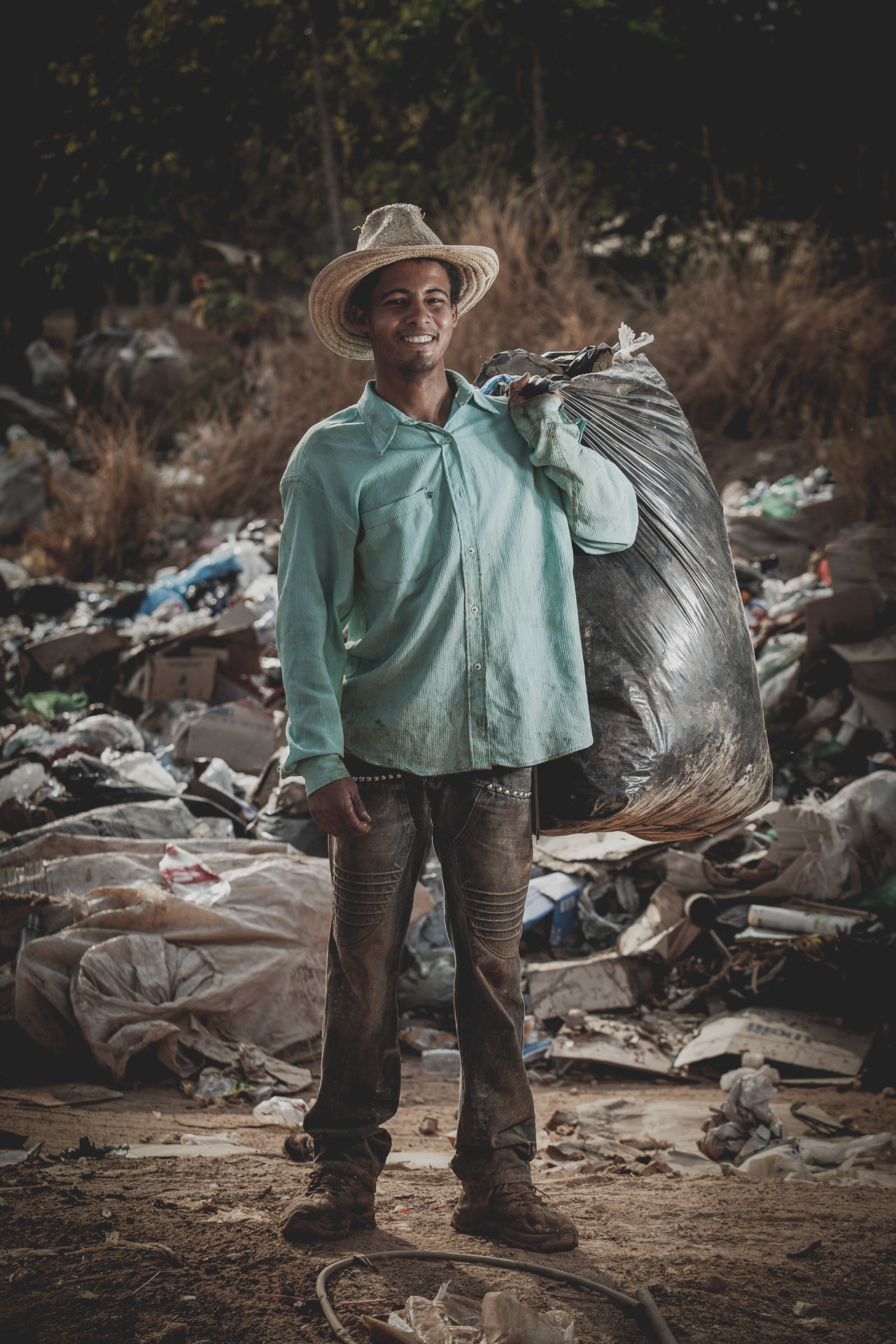 WWF-Brasil / Diomar Pinto de Camargo no lixao (aterro controlado) de Pirenopolis, Goias. Plano de Coleta Seletiva, Consumo Consciente e Reciclagem de Pirenopolis, GO.Selective Waste Collection Plan, Conscious Consumption and Recycling of Pirenopolis, GO. Foto: Eduardo Aigner/WWF-Brasil