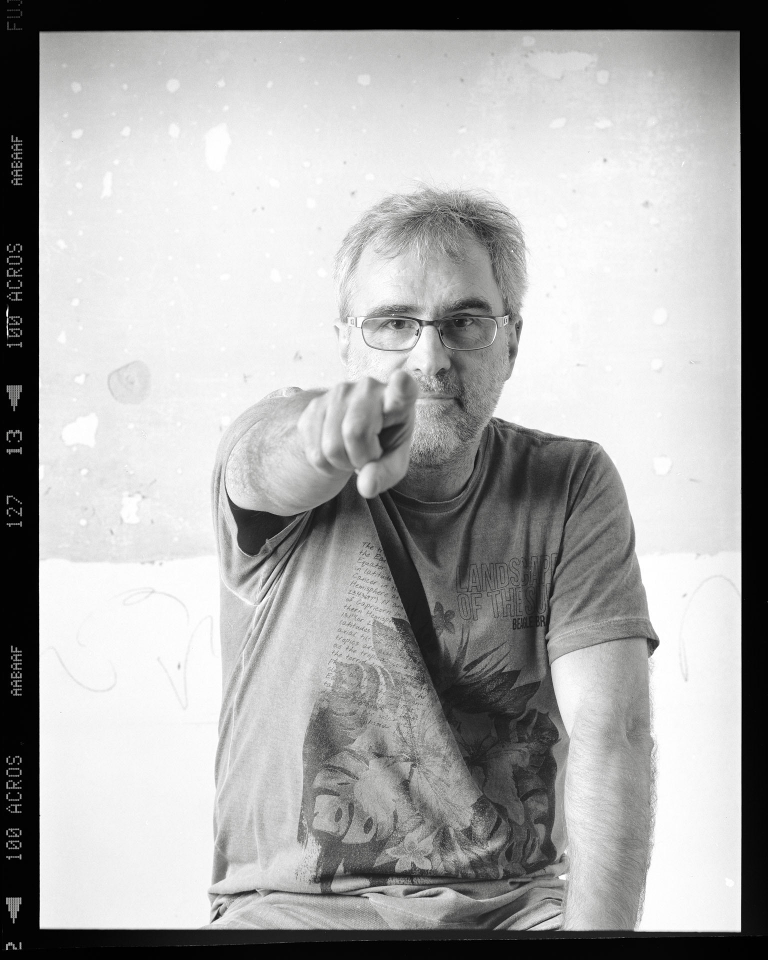 Leandro Selister. Retratos 6x7. Retrato realizado no atelier de Maria Lucia Cattani / Nick Rands em Porto Alegre, RS. Novembro, Dezembro 2020. Camera Toyo 45CF. Back Wista 6x7cm. Filme Acros 100 (ei50) vencido em 11/2007. Lente Nikon Nikkor 180mm. 1/250 f16. Luz de estudio: 5 cabecas variadas, com difusor e rebatedores. Revelacao: Rodinal 1+50, 20,5C, 13,5 minutos. Repro mesa de luz led e sanduiche de vidro. Canon 5Ds + Canon macro 100mm L. Eduardo Aigner, 2020.
