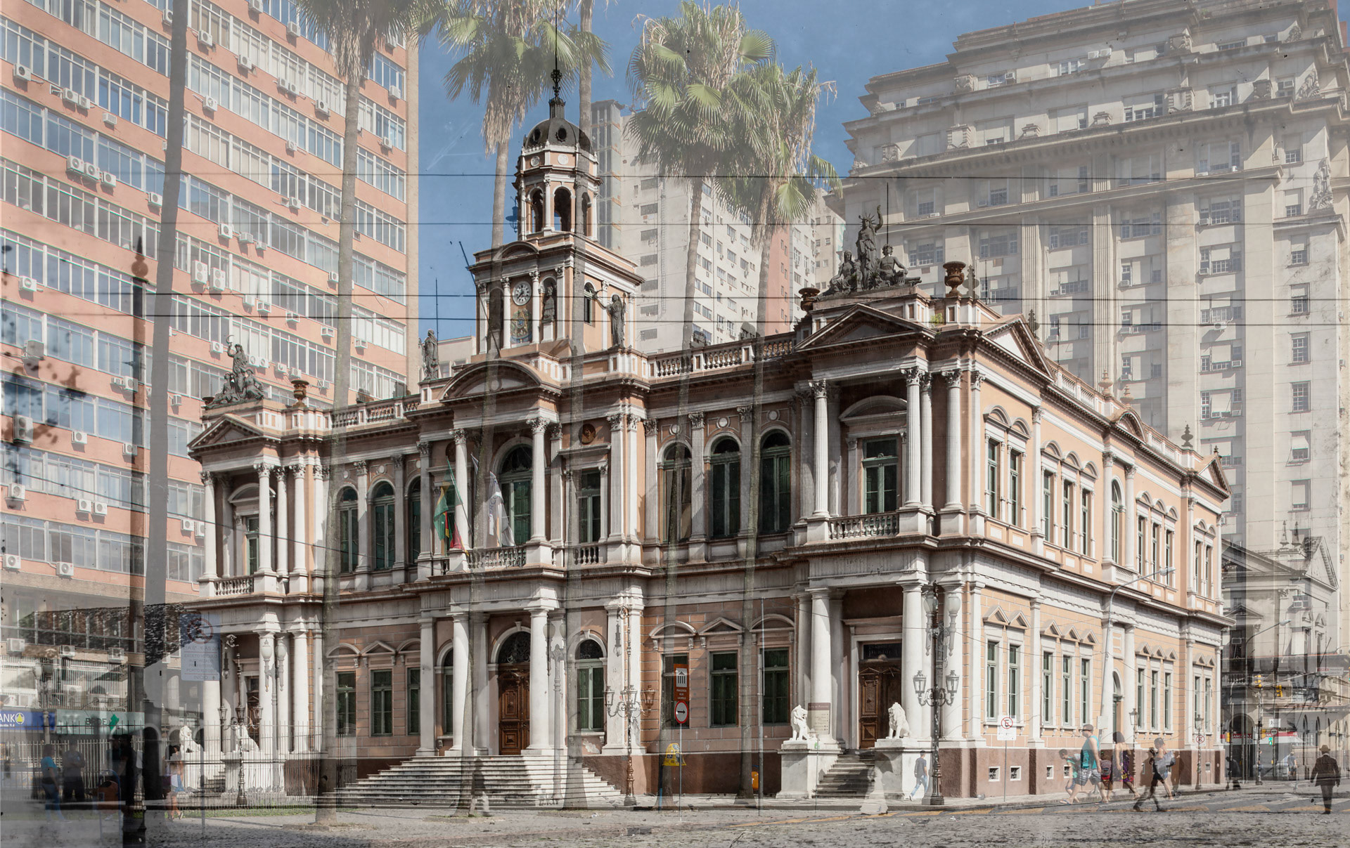 MEMO POA / Paço Municipal, Prefeitura de Porto Alegre - S/D Autor: desconhecido Sede da Prefeitura de Porto Alegre, o Paço Municipal, oficialmente denominado Paço dos Açorianos,começou a ser construído em 1898 sob o comando do então intendente José Montaury, e inaugurado em 1901, na praça Montevidéu, ao lado do Mercado Público. O prédio foi projetado pelo engenheiro João Antônio Luís Carrara Colfosco, em estilo eclético a partir de padrões neoclássicos, seguindo a tendência arquitetônica daquela época. MemoPOA 2016. Anderson Astor, Eduardo Aigner e Marcelo Curia. Fumproarte, SMC, PMPA.