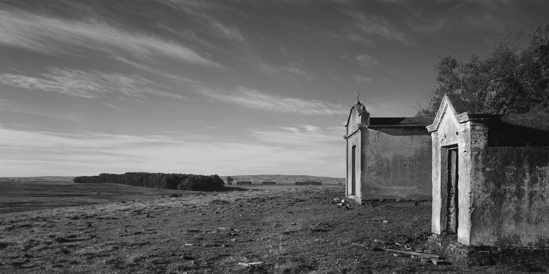 Cemiterio de Campanha, Acegua, 2006. 18 e 19/09/2006. Cemiterio a 100 metros da fronteira Brasil / Uruguay, municipio de Acegua, Rio Grande do sul, Brasil. Fotografia em filme 120 formato 6x12cm. Camera Toyo 45CF, back Calumet. Filme Fuji Acros 100. Revelacao em Kodak D76 1:1, 20graus, 10 minutos. Processadora Jobo CPE-2 Plus. Reproducao digital em 01/07/2019: Canon 5D MKII, Canon EF 100mm Macro IS USM L. Omega D5 cabeca cor, invertido. Fotografia: Eduardo Aigner