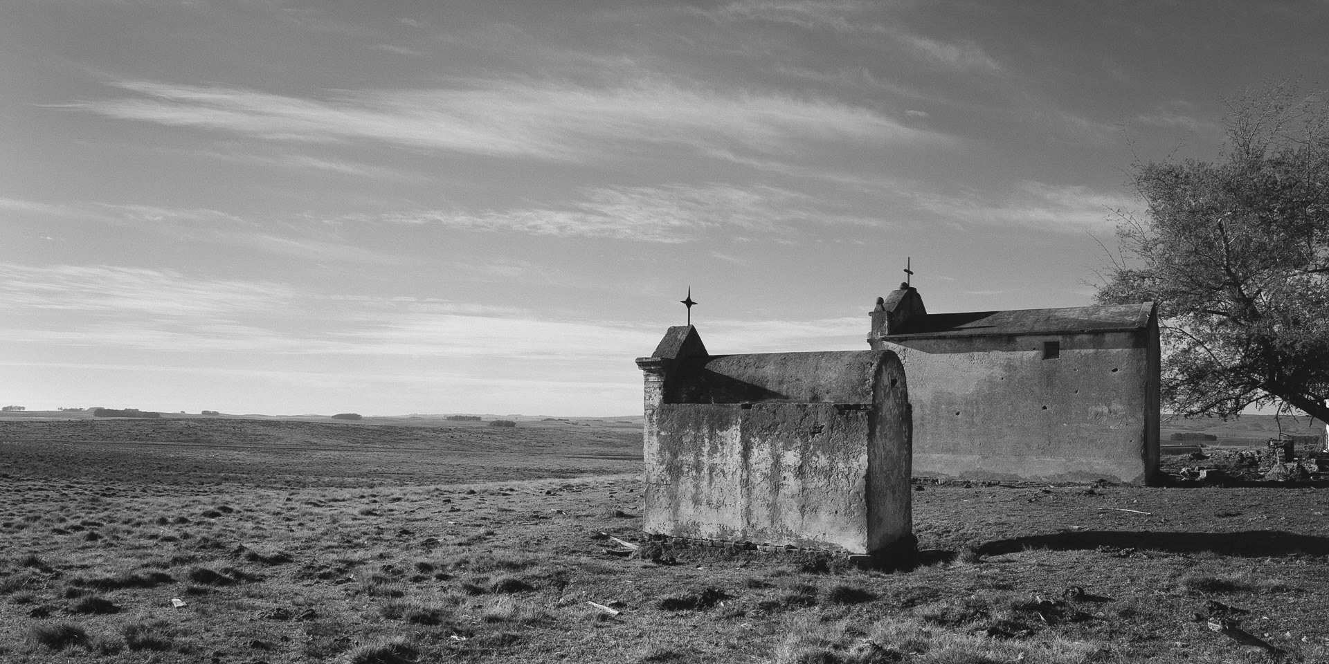 Cemiterio de Campanha, Acegua, 2006. 18 e 19/09/2006. Cemiterio a 100 metros da fronteira Brasil / Uruguay, municipio de Acegua, Rio Grande do sul, Brasil. Fotografia em filme 120 formato 6x12cm. Camera Toyo 45CF, back Calumet. Filme Fuji Acros 100. Revelacao em Kodak D76 1:1, 20graus, 10 minutos. Processadora Jobo CPE-2 Plus. Reproducao digital em 01/07/2019: Canon 5D MKII, Canon EF 100mm Macro IS USM L. Omega D5 cabeca cor, invertido. Fotografia: Eduardo Aigner