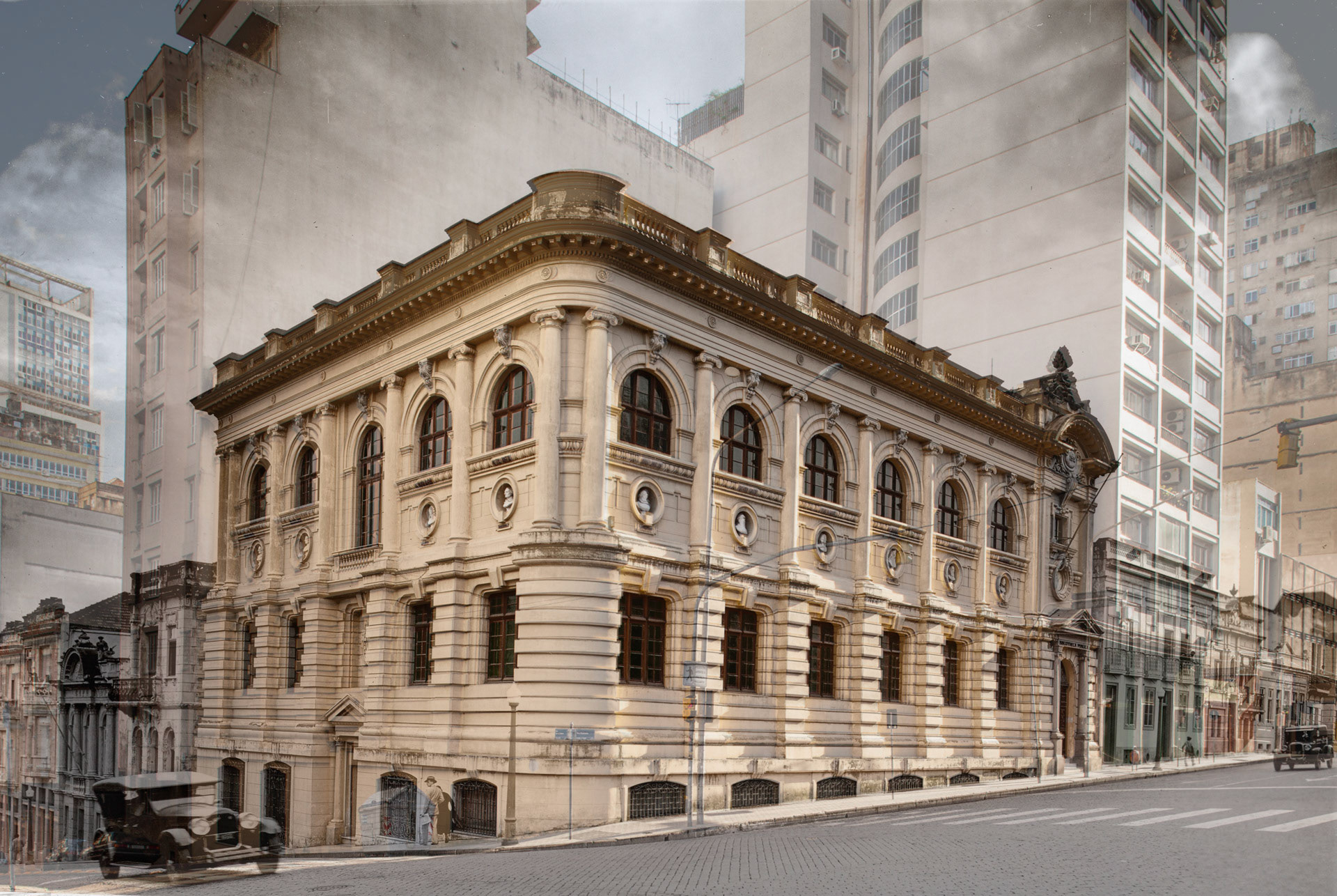 MEMO POA / Biblioteca Pública do Estado - década de 1920/30Autor: desconhecidoA Biblioteca Pública do Estado do Rio Grande do Sul surgiu em 30 de março de 1871, por meio de projeto de lei aprovado pela Assembleia Provincial. Em fevereiro de 1912 iniciou-se a construção da primeira etapa do prédio atual, seguindo projeto com fortes referências positivistas de autoria dos arquitetos Affonso Hebert e Theofilo Borges de Barros. O prédio foi terminado e inaugurado em 7 de setembro de 1922. Atualmente, guarda mais de 240 mil obras, incluindo uma coleção de raridades dos séculos XVI ao XIX, como a Pharsalia, de Lucano, datada de 1519. MemoPOA 2016. Anderson Astor, Eduardo Aigner e Marcelo Curia. Fumproarte, SMC, PMPA.