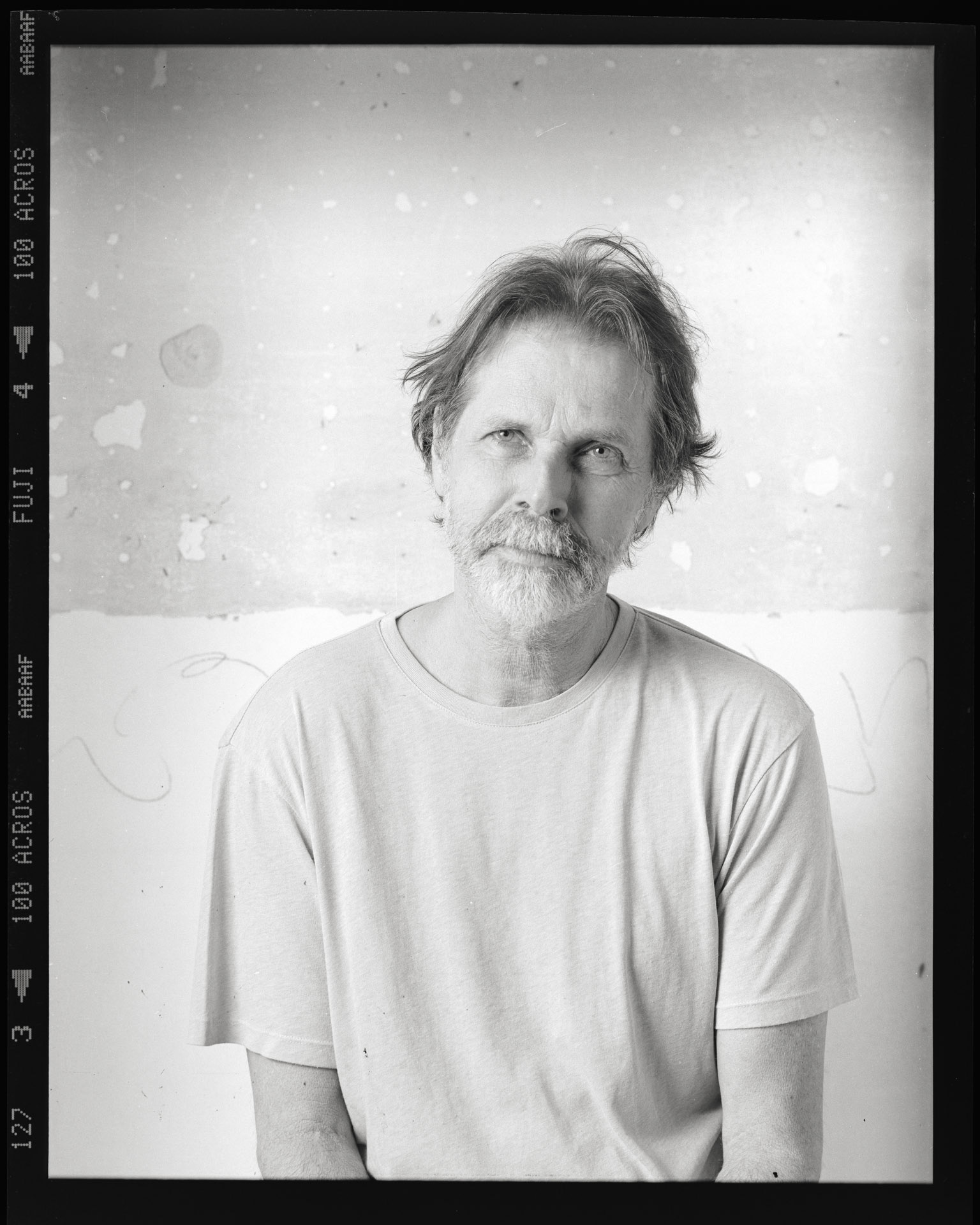 Fabio Del Re. Retratos 6x7. Retrato realizado no atelier de Maria Lucia Cattani / Nick Rands em Porto Alegre, RS. Novembro, Dezembro 2020. Camera Toyo 45CF. Back Wista 6x7cm. Filme Acros 100 (ei50) vencido em 11/2007. Lente Nikon Nikkor 180mm. 1/250 f16. Luz de estudio: 5 cabecas variadas, com difusor e rebatedores. Revelacao: Rodinal 1+50, 20,5C, 13,5 minutos. Eduardo Aigner, 2020.