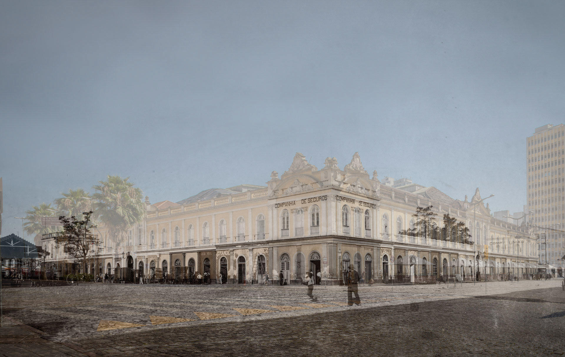 MEMO POA / Mercado Público - década de 1900Autor: Virgilio CalegariÉ um dos mais visitados pontos turísticos da cidade, com tradicionais restaurantes e bares e um importante centro comercial com mais de 100 lojas que vendem variados produtos. Sua construção iniciou em 29 de agosto de 1864 e a inauguração ocorreu em 3 de outubro de 1869, sendo aberto ao público em 1o de janeiro de 1870. O projeto do engenheiro Frederico Heydtmann, em estilo neoclássico, previa apenas um pavimento, mas um segundo andar foi anexado ao projeto em 1912 para abrigar novas lojas e repartições públicas. MemoPOA 2016. Anderson Astor, Eduardo Aigner e Marcelo Curia. Fumproarte, SMC, PMPA.