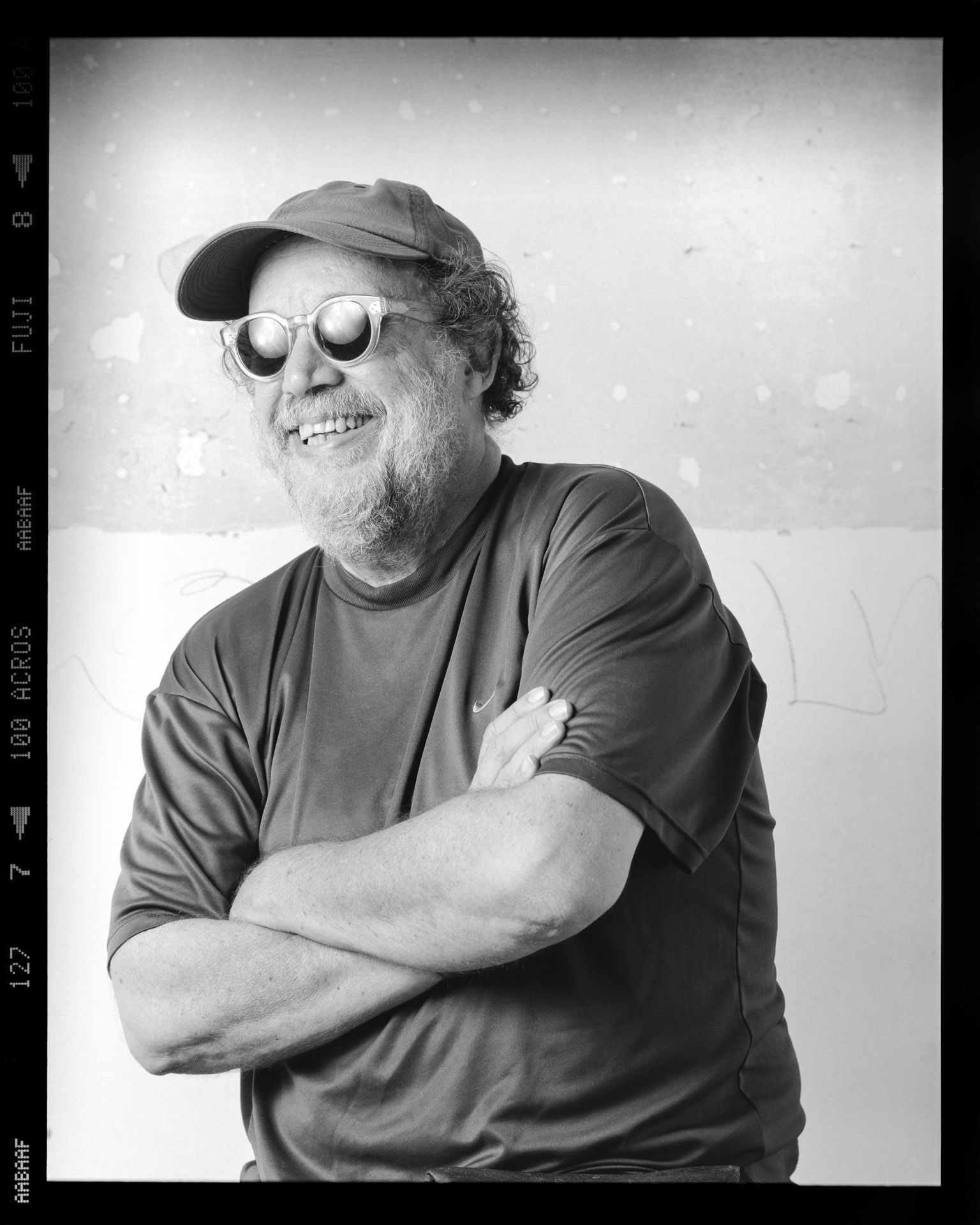 Fernando Bueno. Retratos 6x7. Retrato realizado no atelier de Maria Lucia Cattani / Nick Rands em Porto Alegre, RS. Novembro, Dezembro 2020. Camera Toyo 45CF. Back Wista 6x7cm. Filme Acros 100 (ei50) vencido em 11/2007. Lente Nikon Nikkor 180mm. 1/250 f16. Luz de estudio: 5 cabecas variadas, com difusor e rebatedores. Revelacao: Rodinal 1+50, 20,5C, 13,5 minutos. Eduardo Aigner, 2020.