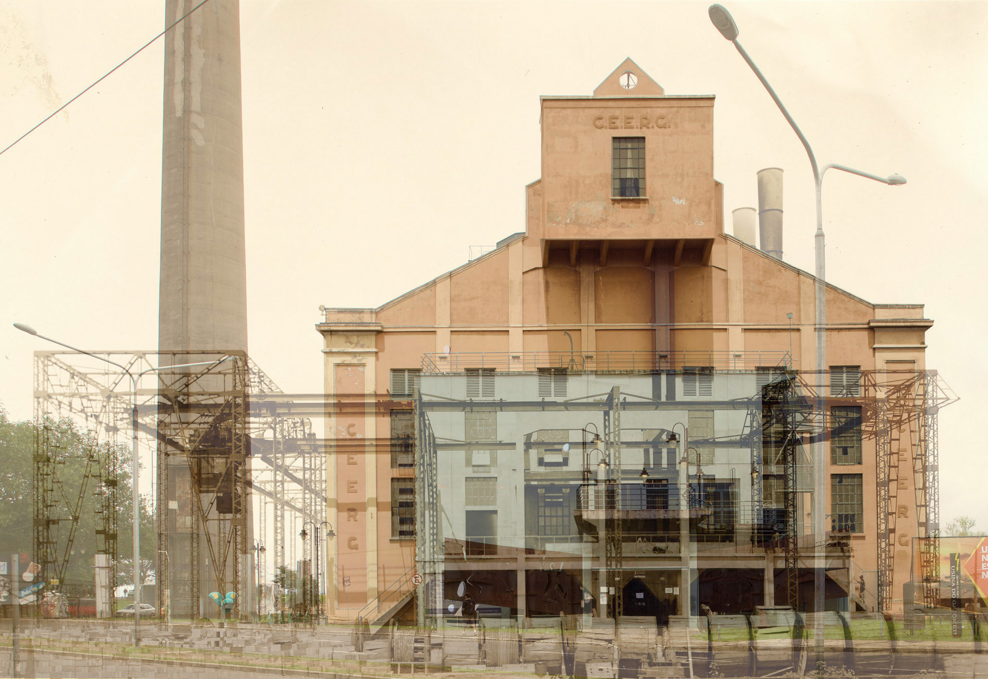 MEMO POA / Usina do Gasômetro - S/D Autor: desconhecido Na edificação que hoje conhecemos como Usina do Gasômetro localizava-se uma usina termelétrica destinada a fornecer energia à base de carvão vegetal. Foi inaugurada em 15 de novembro de 1928, às margens do Guaíba, próximo à Usina de Gás, ali instalada desde 1874. O local, conhecido como “volta do Gasômetro” acabou por inspirar o nome atual. Em agosto de 1974, a usina encerrou suas atividades. Foi restaurada, reinaugurada e, desde 1991, funciona como centro cultural, sendo um dos locais preferidos da população para curtir o pôr do sol, passeios e atividades ao ar livre. MemoPOA 2016. Anderson Astor, Eduardo Aigner e Marcelo Curia. Fumproarte, SMC, PMPA.