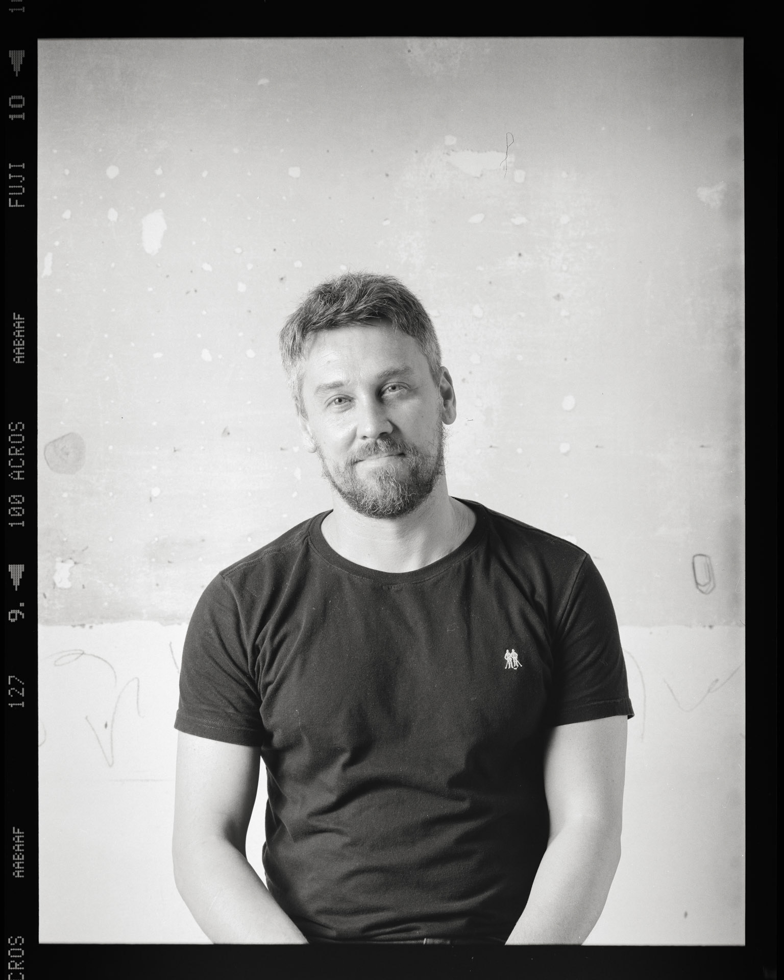 Andre Severo. Retratos 6x7. Retrato realizado no atelier de Maria Lucia Cattani / Nick Rands em Porto Alegre, RS. Novembro, Dezembro 2020. Camera Toyo 45CF. Back Wista 6x7cm. Filme Acros 100 (ei50) vencido em 11/2007. Lente Nikon Nikkor 180mm. 1/250 f16. Luz de estudio: 5 cabecas variadas, com difusor e rebatedores. Revelacao: Rodinal 1+50, 20,5C, 13,5 minutos. Eduardo Aigner, 2020.