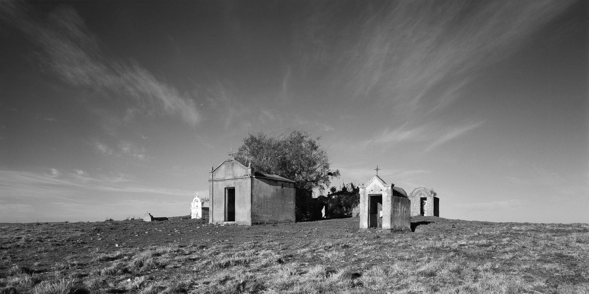 Cemiterio de Campanha, Acegua, 2006. 18 e 19/09/2006. Cemiterio a 100 metros da fronteira Brasil / Uruguay, municipio de Acegua, Rio Grande do sul, Brasil. Fotografia em filme 120 formato 6x12cm. Camera Toyo 45CF, back Calumet. Filme Fuji Acros 100. Revelacao em Kodak D76 1:1, 20graus, 10 minutos. Processadora Jobo CPE-2 Plus. Reproducao digital em 01/07/2019: Canon 5D MKII, Canon EF 100mm Macro IS USM L. Omega D5 cabeca cor, invertido. Fotografia: Eduardo Aigner