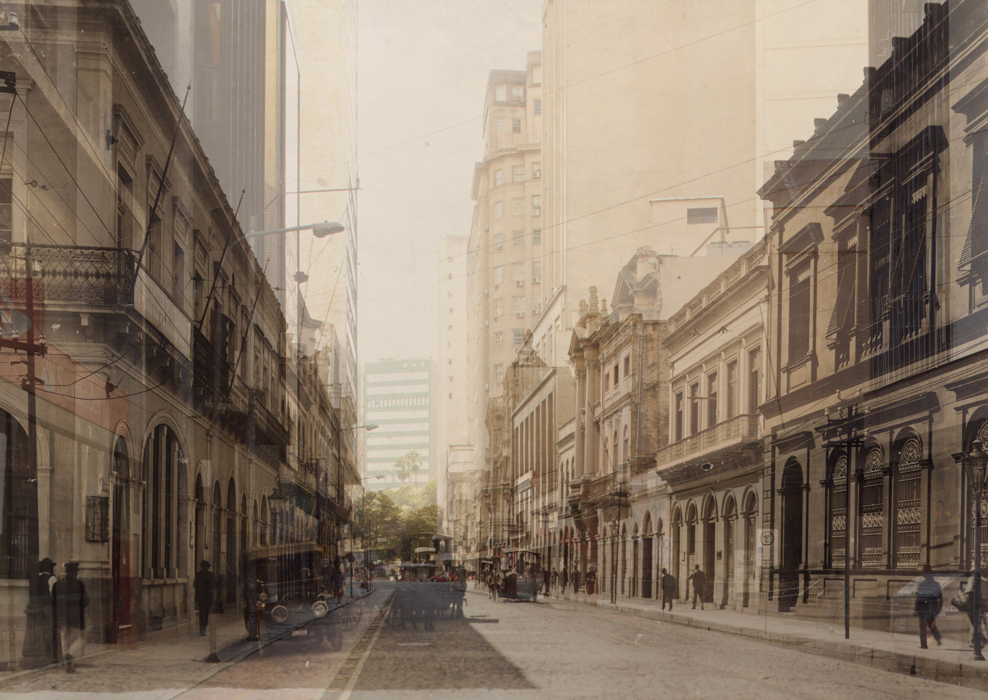MEMO POA / Rua Sete de Setembro - década de 1920/30Autor: desconhecidoReunindo algumas das principais praças e prédios antigos do centro histórico, começa na Praça Brigadeiro Sampaio, antiga Praça da Harmonia, ao lado do Gasômetro, e termina no Paço Municipal, no Largo Glênio Peres. Margeando o Guaíba, foi uma das principais vias da Porto Alegre antiga, batizada de Rua Nova da Praia em 1844, uma referência por ser paralela à Rua da Praia. Em 1856, seu nome foi alterado para Rua da Alfândega, e em 1865, em homenagem à Proclamação da Independência do Brasil, recebeu o nome atual. MemoPOA 2016. Anderson Astor, Eduardo Aigner e Marcelo Curia. Fumproarte, SMC, PMPA.