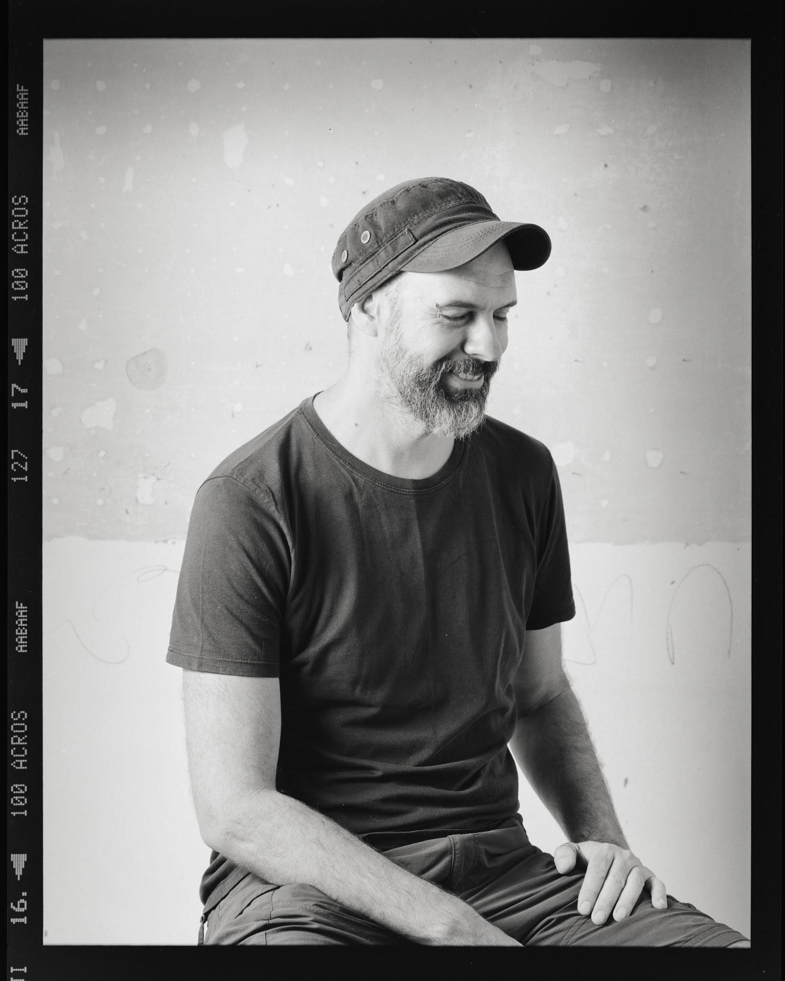 Anderson Astor. Retratos 6x7. Retrato realizado no atelier de Maria Lucia Cattani / Nick Rands em Porto Alegre, RS. Novembro, Dezembro 2020. Camera Toyo 45CF. Back Wista 6x7cm. Filme Acros 100 (ei50) vencido em 11/2007. Lente Nikon Nikkor 180mm. 1/250 f16. Luz de estudio: 5 cabecas variadas, com difusor e rebatedores. Revelacao: Rodinal 1+50, 20,5C, 13,5 minutos. Reproducao digital: Canon 5Ds + Canon 100mm macro L, sanduiche de vidro. Eduardo Aigner, 2020.