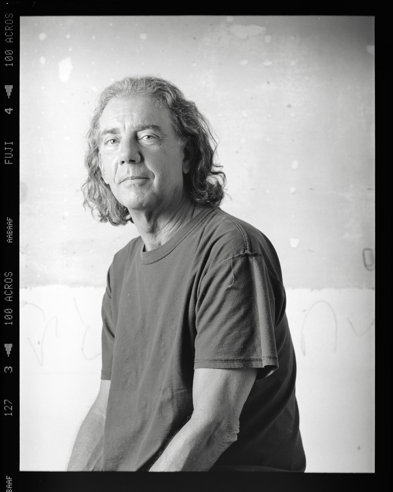 Thierry Rios. Retratos 6x7. Retrato realizado no atelier de Maria Lucia Cattani / Nick Rands em Porto Alegre, RS. Novembro, Dezembro 2020. Camera Toyo 45CF. Back Wista 6x7cm. Filme Acros 100 (ei50) vencido em 11/2007. Lente Nikon Nikkor 180mm. 1/250 f16. Luz de estudio: 5 cabecas variadas, com difusor e rebatedores. Revelacao: Rodinal 1+50, 20,5C, 13,5 minutos. Repro mesa de luz led e sanduiche de vidro. Canon 5Ds + Canon macro 100mm L. Eduardo Aigner, 2020.