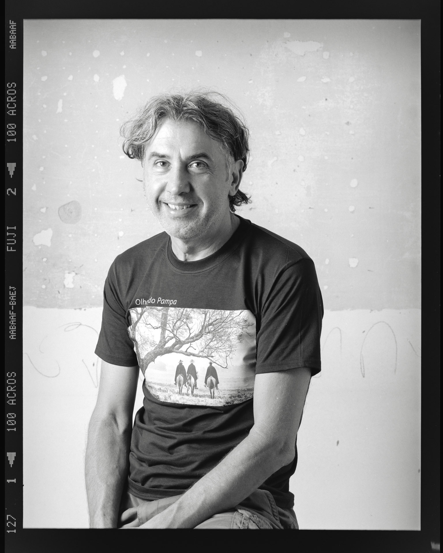 Tadeu Vilani. Retratos 6x7. Retrato realizado no atelier de Maria Lucia Cattani / Nick Rands em Porto Alegre, RS. Novembro, Dezembro 2020. Camera Toyo 45CF. Back Wista 6x7cm. Filme Acros 100 (ei50) vencido em 11/2007. Lente Nikon Nikkor 180mm. 1/250 f16. Luz de estudio: 5 cabecas variadas, com difusor e rebatedores. Revelacao: Rodinal 1+50, 20,5C, 13,5 minutos. Eduardo Aigner, 2020.