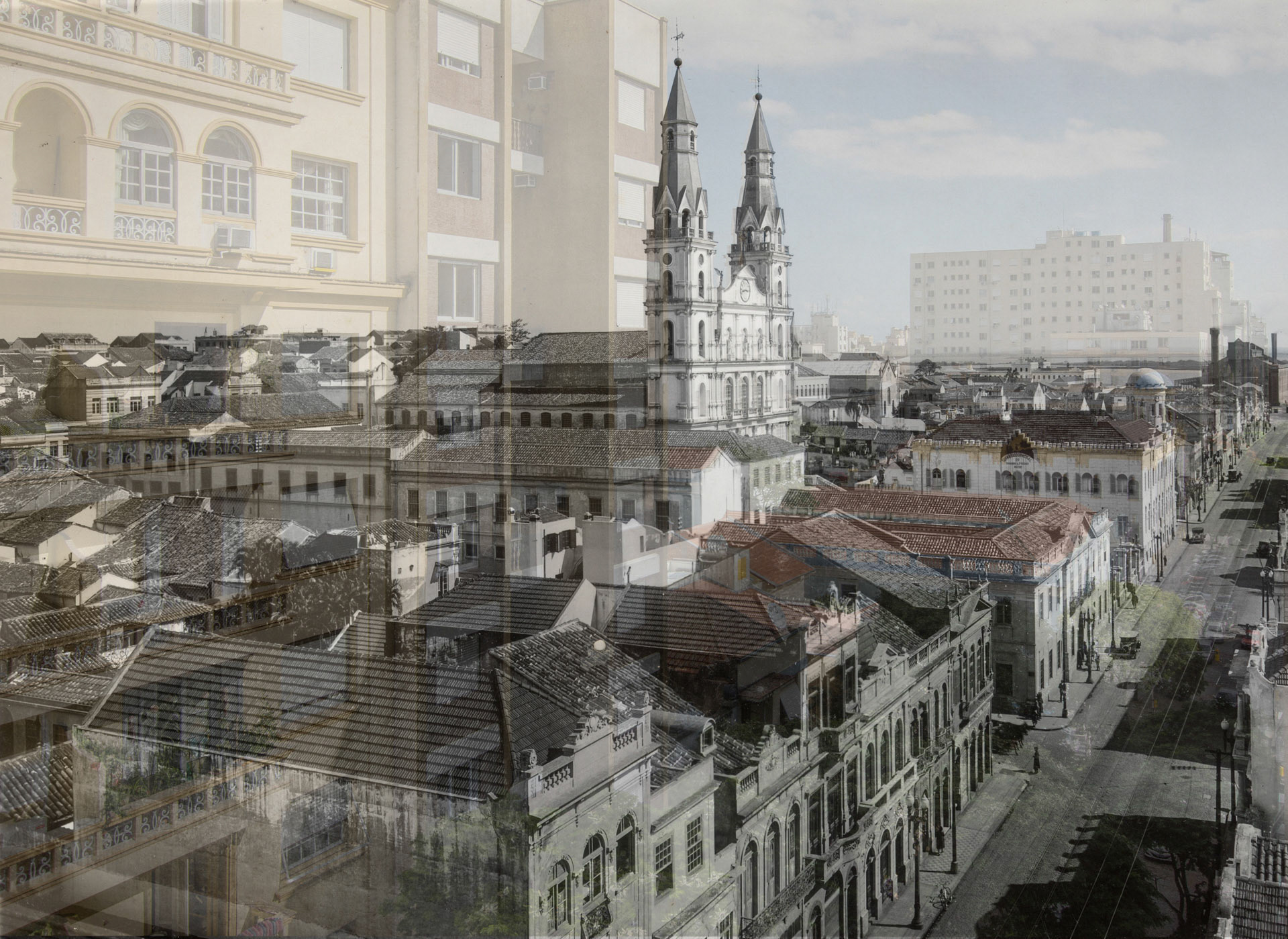 MEMO POA / Igreja das Dores - década de 1920/30Autor: desconhecidoEm 1807, a irmandade da Ordem Terceira de Nossa Senhora das Dores lançou a pedra fundamental da igreja no terreno localizado entre as Ruas do Cotovelo e da Praia, hoje, Riachuelo e dos Andradas, respectivamente. Em 1813, foi inaugurada a Capela-Mor, ano em que foi realizado o translado da imagem de Nossa Senhora das Dores da Igreja Matriz para o novo local. É a igreja mais antiga da cidade e levou quase cem anos para ficar pronta, sendo que até o final do século XIX sua fachada permaneceu sem reboco e torres.MemoPOA 2016. Anderson Astor, Eduardo Aigner e Marcelo Curia. Fumproarte, SMC, PMPA.