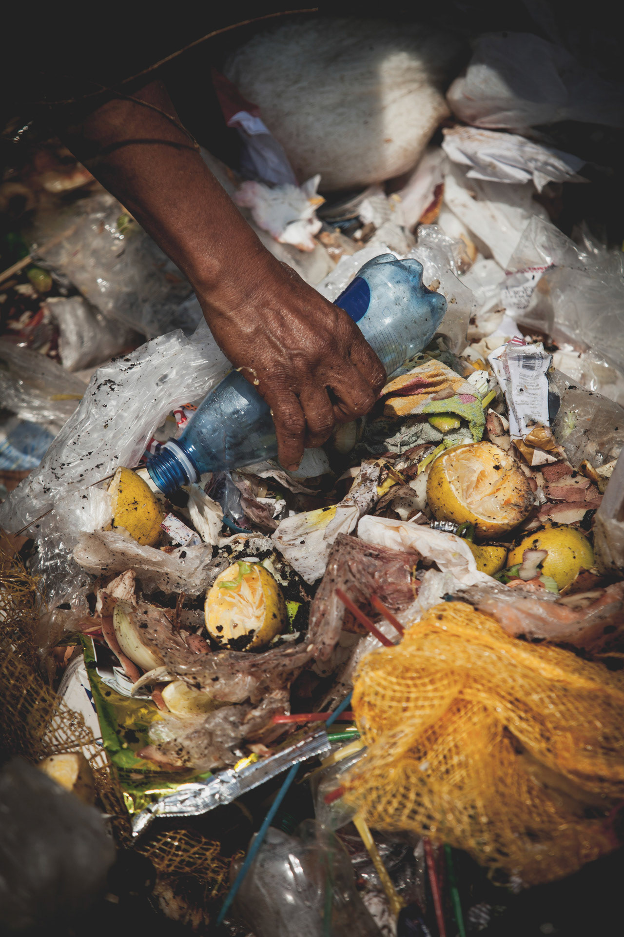 WWF-Brasil / Lixao (aterro controlado) de Pirenopolis, Goias. Plano de Coleta Seletiva, Consumo Consciente e Reciclagem de Pirenopolis, GO.Selective Waste Collection Plan, Conscious Consumption and Recycling of Pirenopolis, GO. Foto: Eduardo Aigner/WWF-Brasil