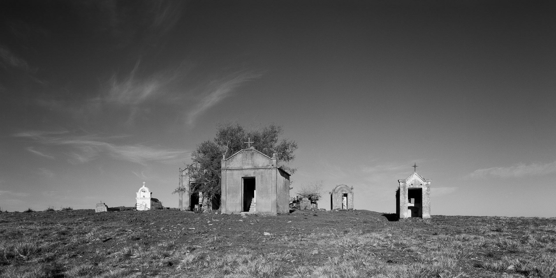 Cemiterio de Campanha, Acegua, 2006. 18 e 19/09/2006. Cemiterio a 100 metros da fronteira Brasil / Uruguay, municipio de Acegua, Rio Grande do sul, Brasil. Fotografia em filme 120 formato 6x12cm. Camera Toyo 45CF, back Calumet. Filme Fuji Acros 100. Revelacao em Kodak D76 1:1, 20graus, 10 minutos. Processadora Jobo CPE-2 Plus. Reproducao digital em 01/07/2019: Canon 5D MKII, Canon EF 100mm Macro IS USM L. Omega D5 cabeca cor, invertido. Fotografia: Eduardo Aigner