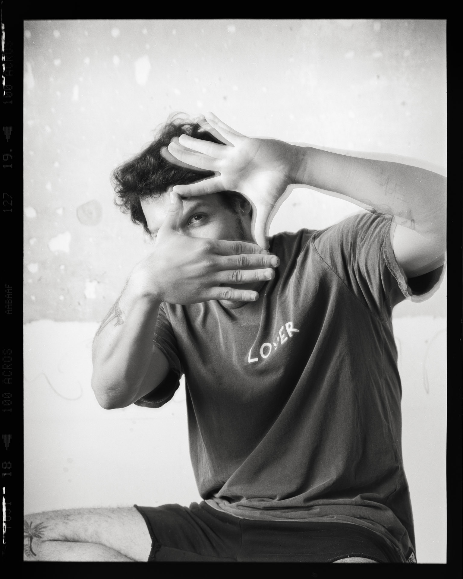 Pedro Braga. Retratos 6x7. Retrato realizado no atelier de Maria Lucia Cattani / Nick Rands em Porto Alegre, RS. Novembro, Dezembro 2020. Camera Toyo 45CF. Back Wista 6x7cm. Filme Acros 100 (ei50) vencido em 11/2007. Lente Nikon Nikkor 180mm. 1/250 f16. Luz de estudio: 5 cabecas variadas, com difusor e rebatedores. Revelacao: Rodinal 1+50, 20,5C, 13,5 minutos. Repro mesa de luz led e sanduiche de vidro. Canon 5Ds + Canon macro 100mm L. Eduardo Aigner, 2020.