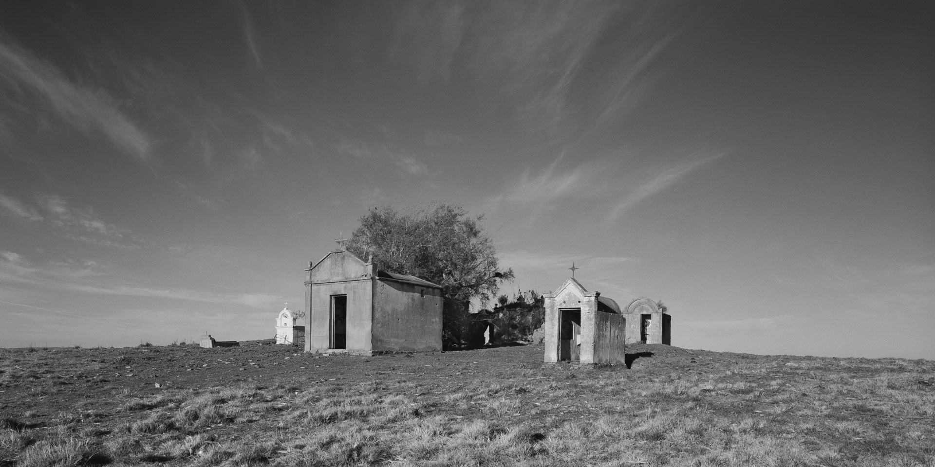 Cemiterio de Campanha, Acegua, 2006. 18 e 19/09/2006. Cemiterio a 100 metros da fronteira Brasil / Uruguay, municipio de Acegua, Rio Grande do sul, Brasil. Fotografia em filme 120 formato 6x12cm. Camera Toyo 45CF, back Calumet. Filme Fuji Acros 100. Revelacao em Kodak D76 1:1, 20graus, 10 minutos. Processadora Jobo CPE-2 Plus. Reproducao digital em 01/07/2019: Canon 5D MKII, Canon EF 100mm Macro IS USM L. Omega D5 cabeca cor, invertido. Fotografia: Eduardo Aigner