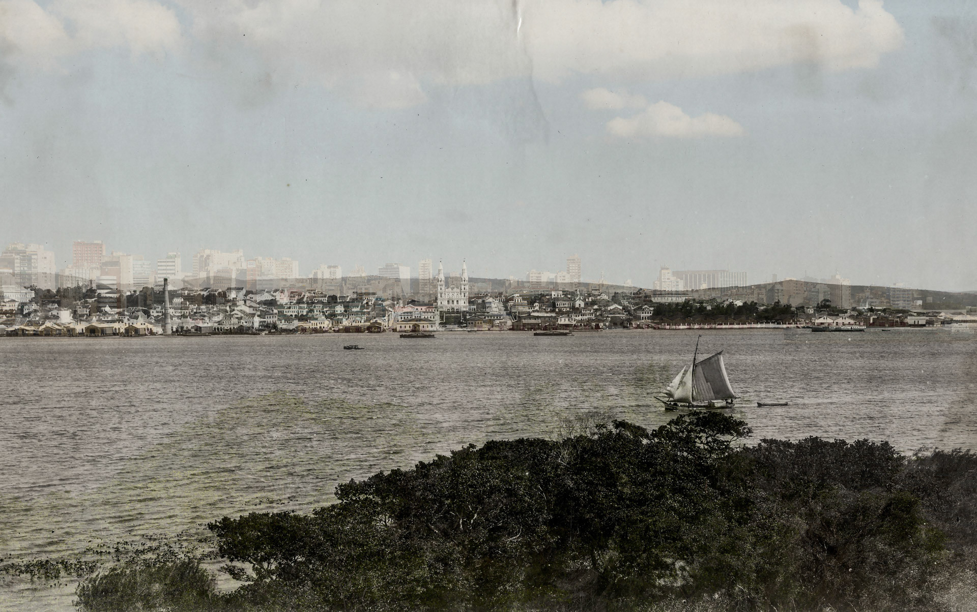 MEMO POA / Cais do Porto - década de 1900 Autor: Virgilio Calegari A trajetória de Porto Alegre está diretamente ligada ao Guaíba. Indícios arqueológicos comprovam a presença indígena na região que hoje sedia a capital do Estado muito antes da chegada dos europeus. O povoamento iniciou-se em 1752, com a chegada de 60 casais açorianos. Em 26 de março de 1772, o povoamento foi elevado à Freguesia de São Francisco de Chagas. No ano seguinte, a freguesia passou a sediar a capital da província, denominando-se Nossa Senhora da Madre de Deus de Porto Alegre, com cerca de 1.500 moradores. Somente em 1822 adquiriu o status de cidade. MemoPOA 2016. Anderson Astor, Eduardo Aigner e Marcelo Curia. Fumproarte, SMC, PMPA.