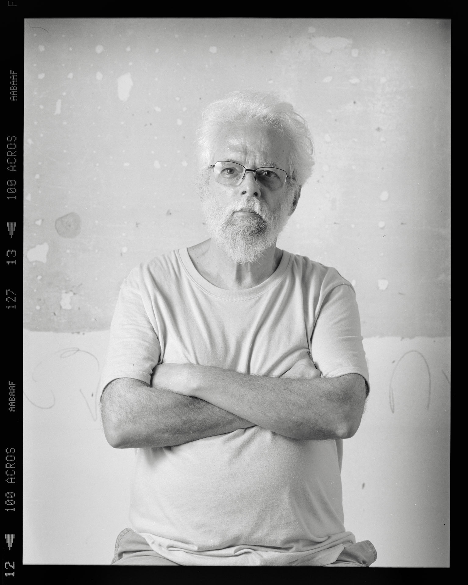 Carlos Carvalho. Retratos 6x7. Retrato realizado no atelier de Maria Lucia Cattani / Nick Rands em Porto Alegre, RS. Novembro, Dezembro 2020. Camera Toyo 45CF. Back Wista 6x7cm. Filme Acros 100 (ei50) vencido em 11/2007. Lente Nikon Nikkor 180mm. 1/250 f16. Luz de estudio: 5 cabecas variadas, com difusor e rebatedores. Revelacao: Rodinal 1+50, 20,5C, 13,5 minutos. Repro mesa de luz led e sanduiche de vidro. Canon 5Ds + Canon macro 100mm L. Eduardo Aigner, 2020.