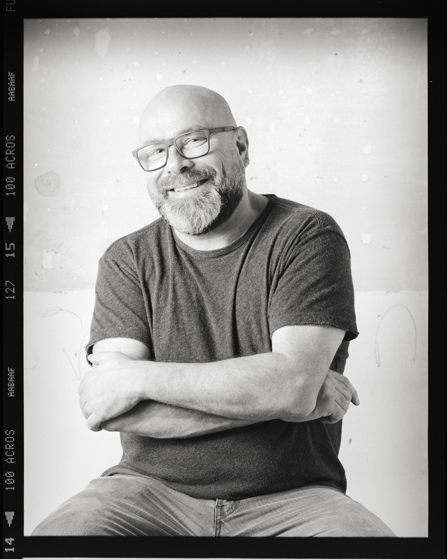 Celso Chittolina. Retratos 6x7. Retrato realizado no atelier de Maria Lucia Cattani / Nick Rands em Porto Alegre, RS. Novembro, Dezembro 2020. Camera Toyo 45CF. Back Wista 6x7cm. Filme Acros 100 (ei50) vencido em 11/2007. Lente Nikon Nikkor 180mm. 1/250 f16. Luz de estudio: 5 cabecas variadas, com difusor e rebatedores. Revelacao: Rodinal 1+50, 20,5C, 13,5 minutos. Eduardo Aigner, 2020.