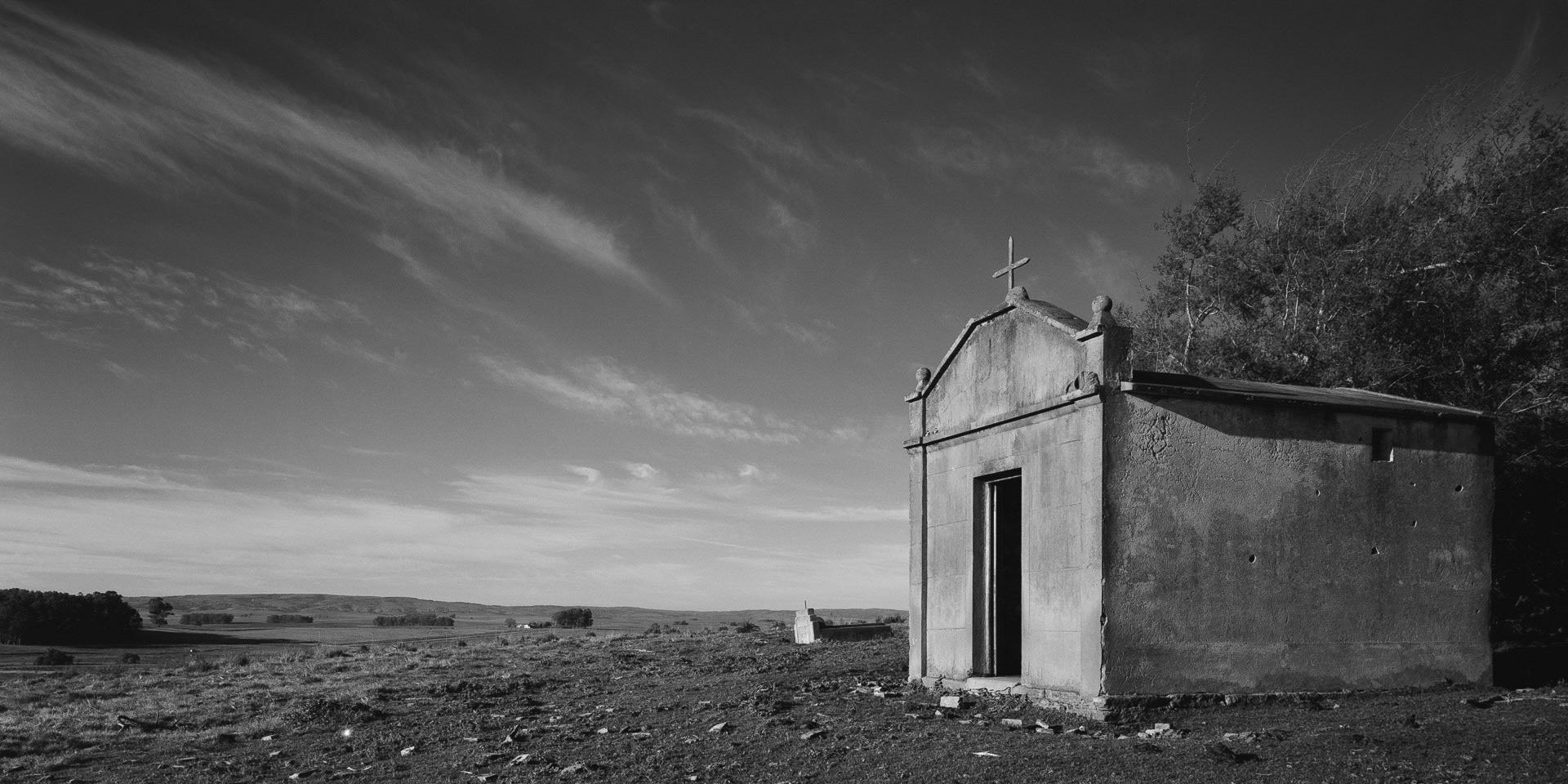 Cemiterio de Campanha, Acegua, 2006. 18 e 19/09/2006. Cemiterio a 100 metros da fronteira Brasil / Uruguay, municipio de Acegua, Rio Grande do sul, Brasil. Fotografia em filme 120 formato 6x12cm. Camera Toyo 45CF, back Calumet. Filme Fuji Acros 100. Revelacao em Kodak D76 1:1, 20graus, 10 minutos. Processadora Jobo CPE-2 Plus. Reproducao digital em 01/07/2019: Canon 5D MKII, Canon EF 100mm Macro IS USM L. Omega D5 cabeca cor, invertido. Fotografia: Eduardo Aigner