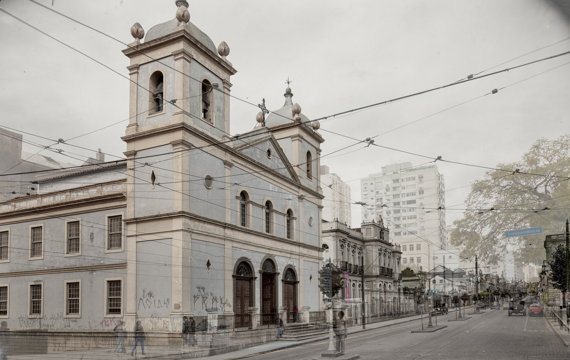 MEMO POA / Igreja da Conceição - década de 1920/30Autor: desconhecidoA igreja de Nossa Senhora da Conceição teve sua construção iniciada em 1851, em terreno doado àIrmandade de mesmo nome na antiga estrada dos Moinhos de Vento, hoje Avenida Independência. A construção em estilo colonial foi realizada em 1880, contando com obras do escultor, entalhador e construtor português João do Couto e Silva. MemoPOA 2016. Anderson Astor, Eduardo Aigner e Marcelo Curia. Fumproarte, SMC, PMPA.