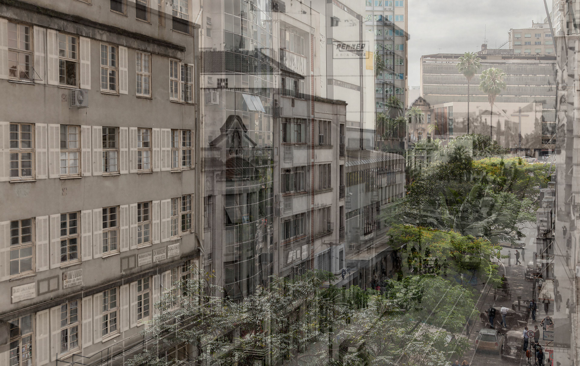 MEMO POA / Avenida Otávio Rocha - década de 1940/1950 Autor: desconhecido Chamada até boa parte do século XIX de Beco do Rosário, em referência à igreja homônima, é uma importante via do centro da capital. Em 1876, passou a chamar-se Rua 24 de Maio. Com a crescente urbanização da cidade e a inauguração do Cais do Porto, em 1921, a via foi alargada por iniciativa do intendente Otávio Rocha, para ser opção de acesso aos bairros Floresta e São João. Em 1932, o intendente Alberto Bins, em cuja gestão foi concluida a obra, homenageou seu antecessor, batizando-a com o nome atual. MemoPOA 2016. Anderson Astor, Eduardo Aigner e Marcelo Curia. Fumproarte, SMC, PMPA.