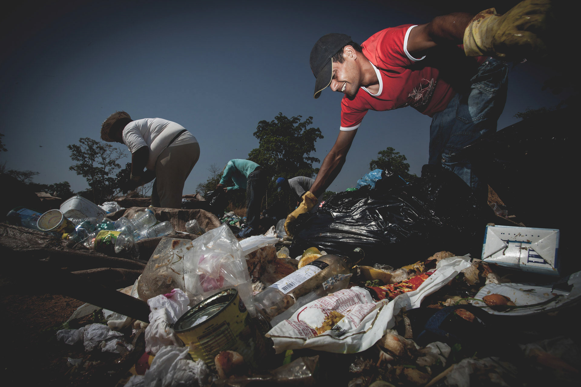 WWF-Brasil / Lixao (aterro controlado) de Pirenopolis, Goias. Plano de Coleta Seletiva, Consumo Consciente e Reciclagem de Pirenopolis, GO.Selective Waste Collection Plan, Conscious Consumption and Recycling of Pirenopolis, GO. Foto: Eduardo Aigner/WWF-Brasil