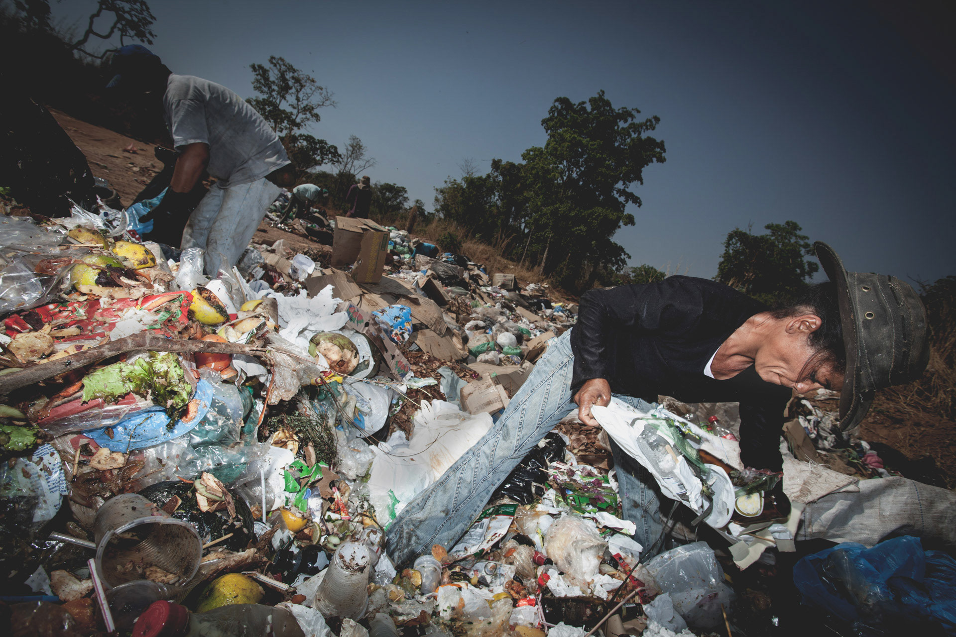 WWF-Brasil / Neuza da Rocha no lixao (aterro controlado) de Pirenopolis, Goias. Plano de Coleta Seletiva, Consumo Consciente e Reciclagem de Pirenopolis, GO.Selective Waste Collection Plan, Conscious Consumption and Recycling of Pirenopolis, GO. Foto: Eduardo Aigner/WWF-Brasil