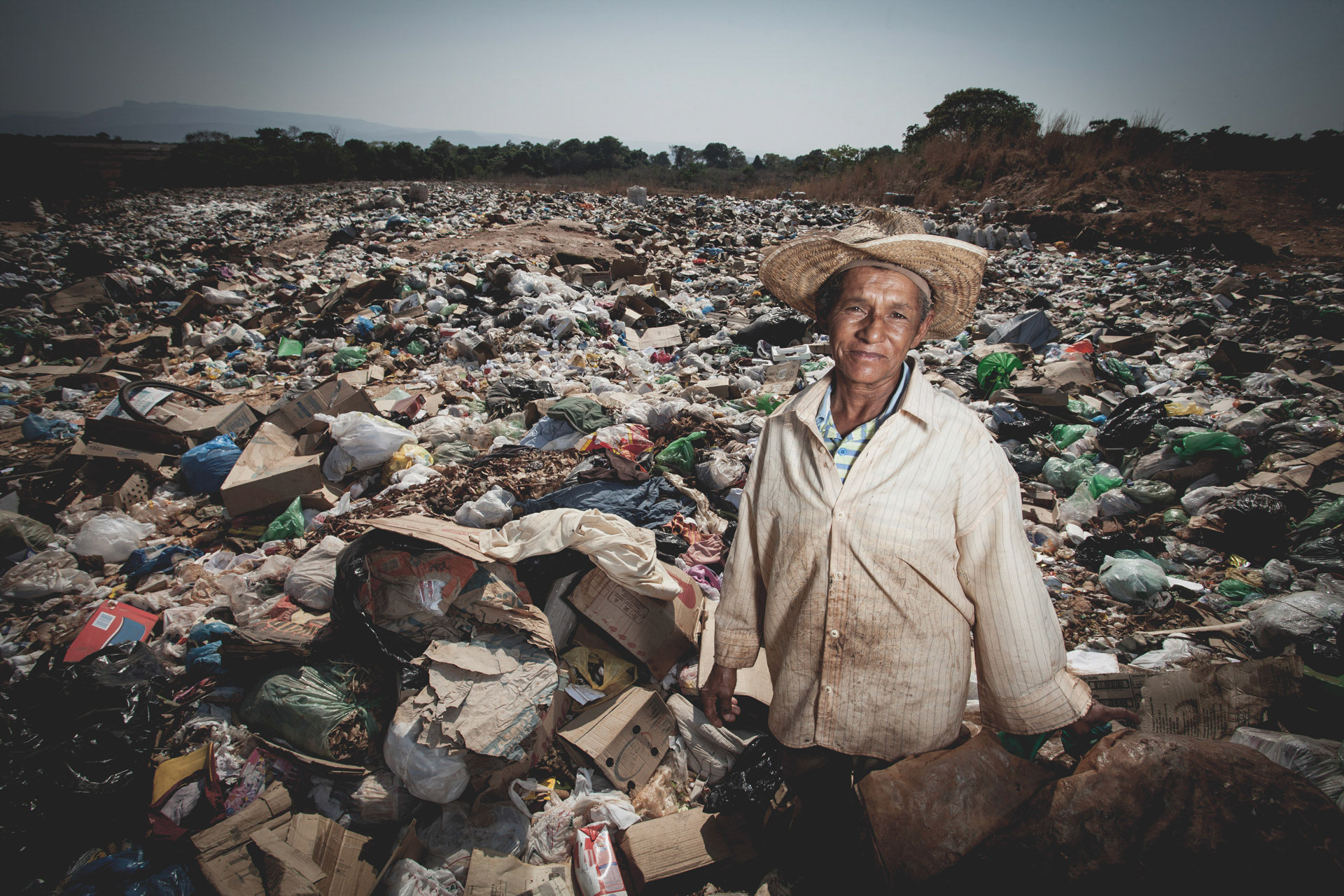 WWF-Brasil / Ana Valente Tocantins no lixao (aterro controlado) de Pirenopolis, Goias. Plano de Coleta Seletiva, Consumo Consciente e Reciclagem de Pirenopolis, GO.Selective Waste Collection Plan, Conscious Consumption and Recycling of Pirenopolis, GO. Foto: Eduardo Aigner/WWF-Brasil