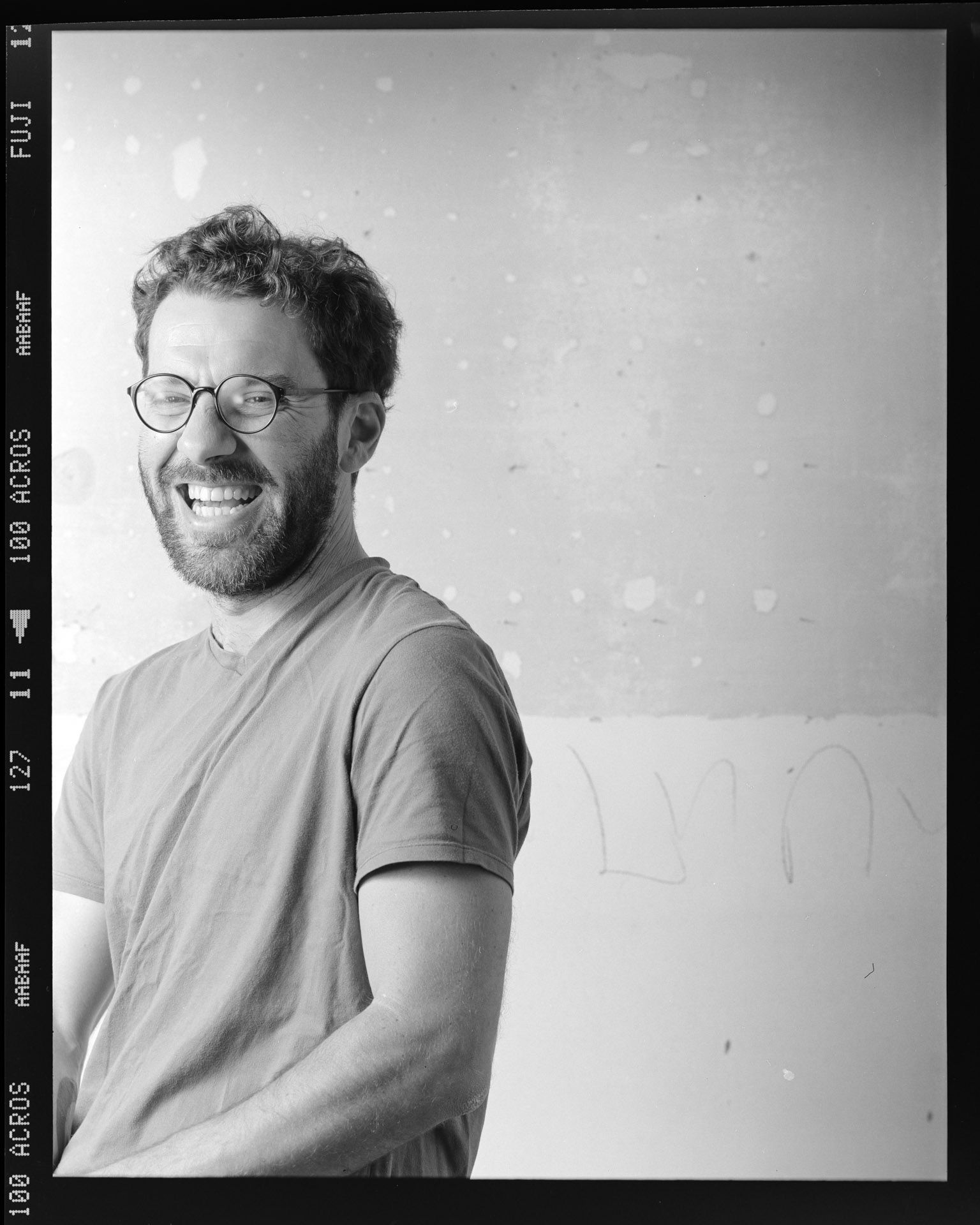 Rodrigo Marroni. Retratos 6x7. Retrato realizado no atelier de Maria Lucia Cattani / Nick Rands em Porto Alegre, RS. Novembro, Dezembro 2020. Camera Toyo 45CF. Back Wista 6x7cm. Filme Acros 100 (ei50) vencido em 11/2007. Lente Nikon Nikkor 180mm. 1/250 f16. Luz de estudio: 5 cabecas variadas, com difusor e rebatedores. Revelacao: Rodinal 1+50, 20,5C, 13,5 minutos. Repro mesa de luz led e sanduiche de vidro. Canon 5Ds + Canon macro 100mm L. Eduardo Aigner, 2020.