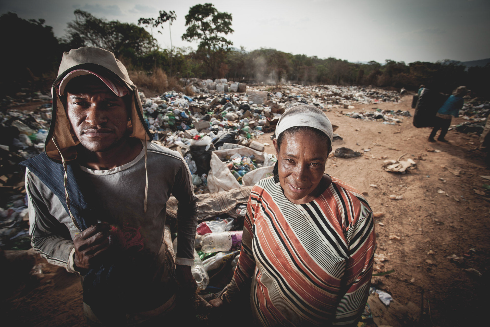 WWF-Brasil / Marcio Pereira da Costa e Abadia Alves Pereira da Costa no lixao (aterro controlado) de Pirenopolis, Goias. Plano de Coleta Seletiva, Consumo Consciente e Reciclagem de Pirenopolis, GO.Selective Waste Collection Plan, Conscious Consumption and Recycling of Pirenopolis, GO. Foto: Eduardo Aigner/WWF-Brasil